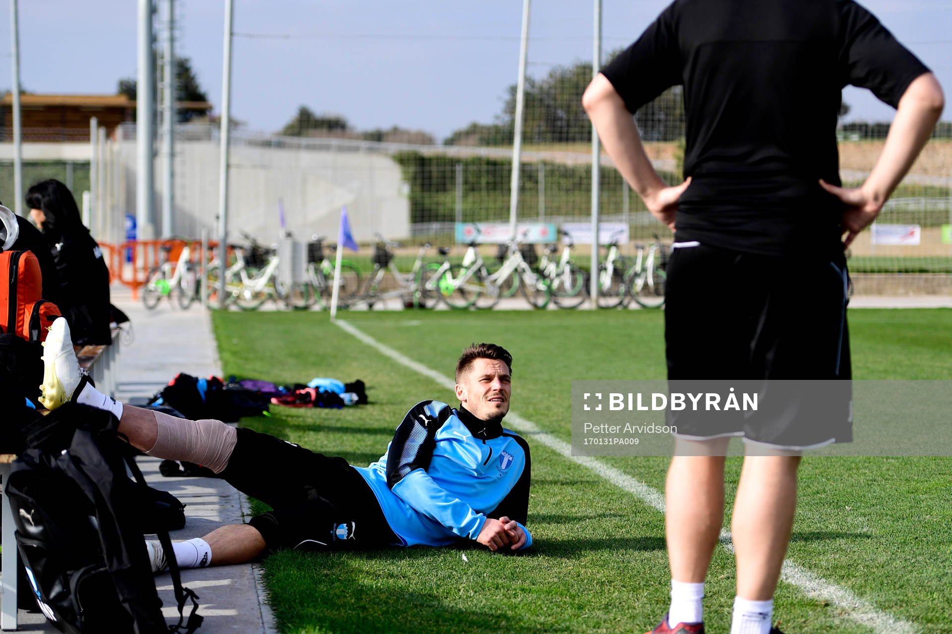 Malmö FFs Markus Rosenberg ligger med sitt knä lindat