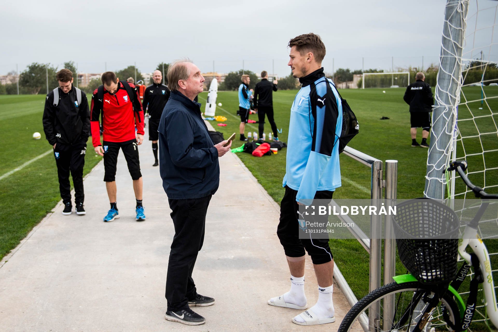 Sydsvenskans reporter Max Wiman intervjuas Markus Rosenberg efter en träning under ett träningsläger med Malmö FF den 31 januari 2017 i Salou.