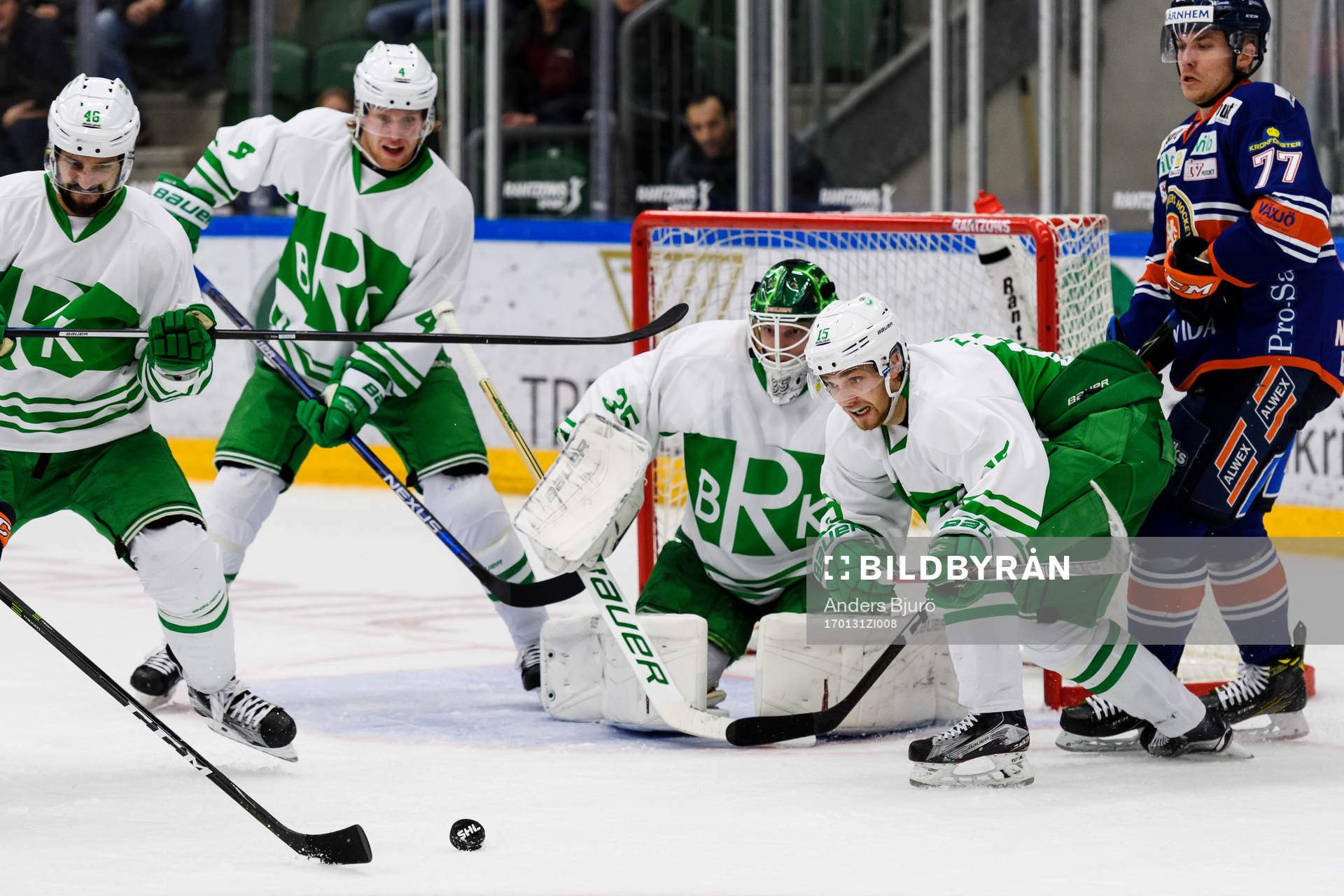 Växjös Pontus Netterberg oroar framför Rögles Kevin