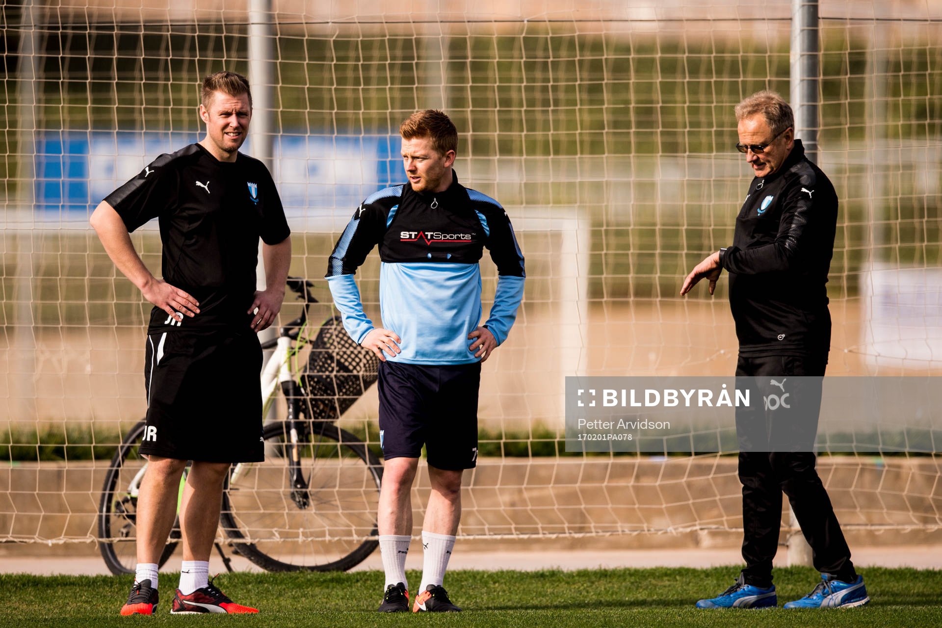 Sjukgymnast Jesper Robertsson, Anders Christiansen och läkare Pär Herbertsson under en träning under ett träningsläger med Malmö FF den 1 januari 2017 i Salou.