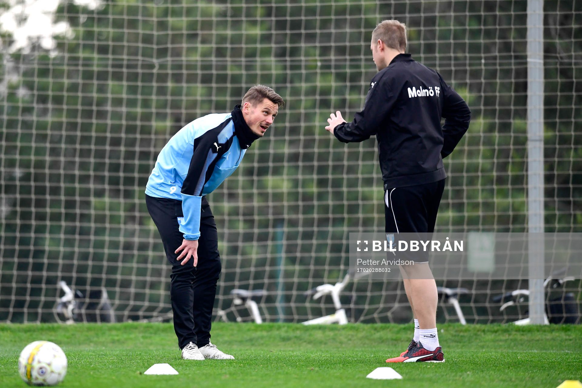 Malmö FFs Markus Rosenberg i samtal med sjukgymnast Jesper