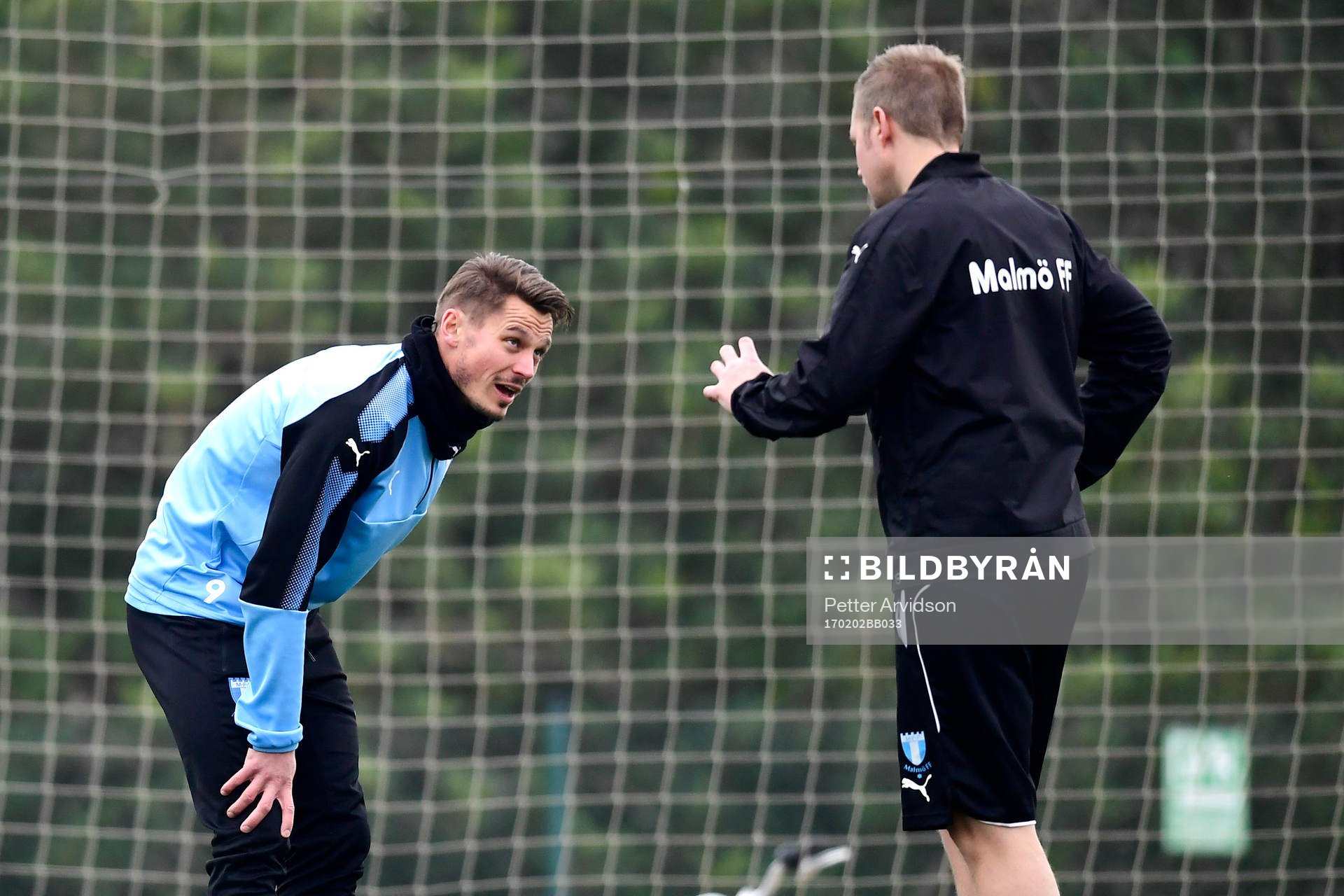 Malmö FFs Markus Rosenberg i samtal med sjukgymnast Jesper