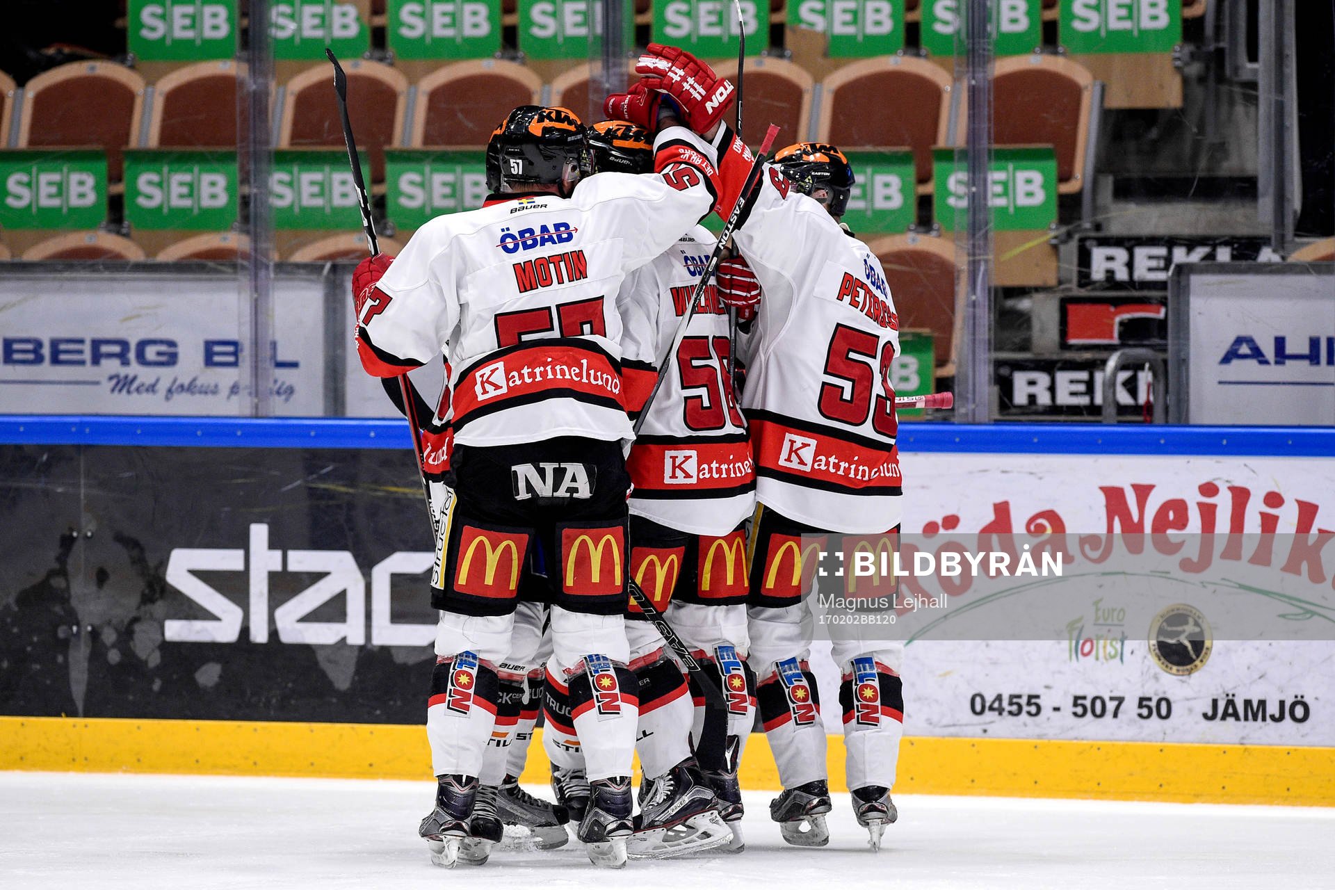 Örebros Johan Wiklander jublar med lagkamrater