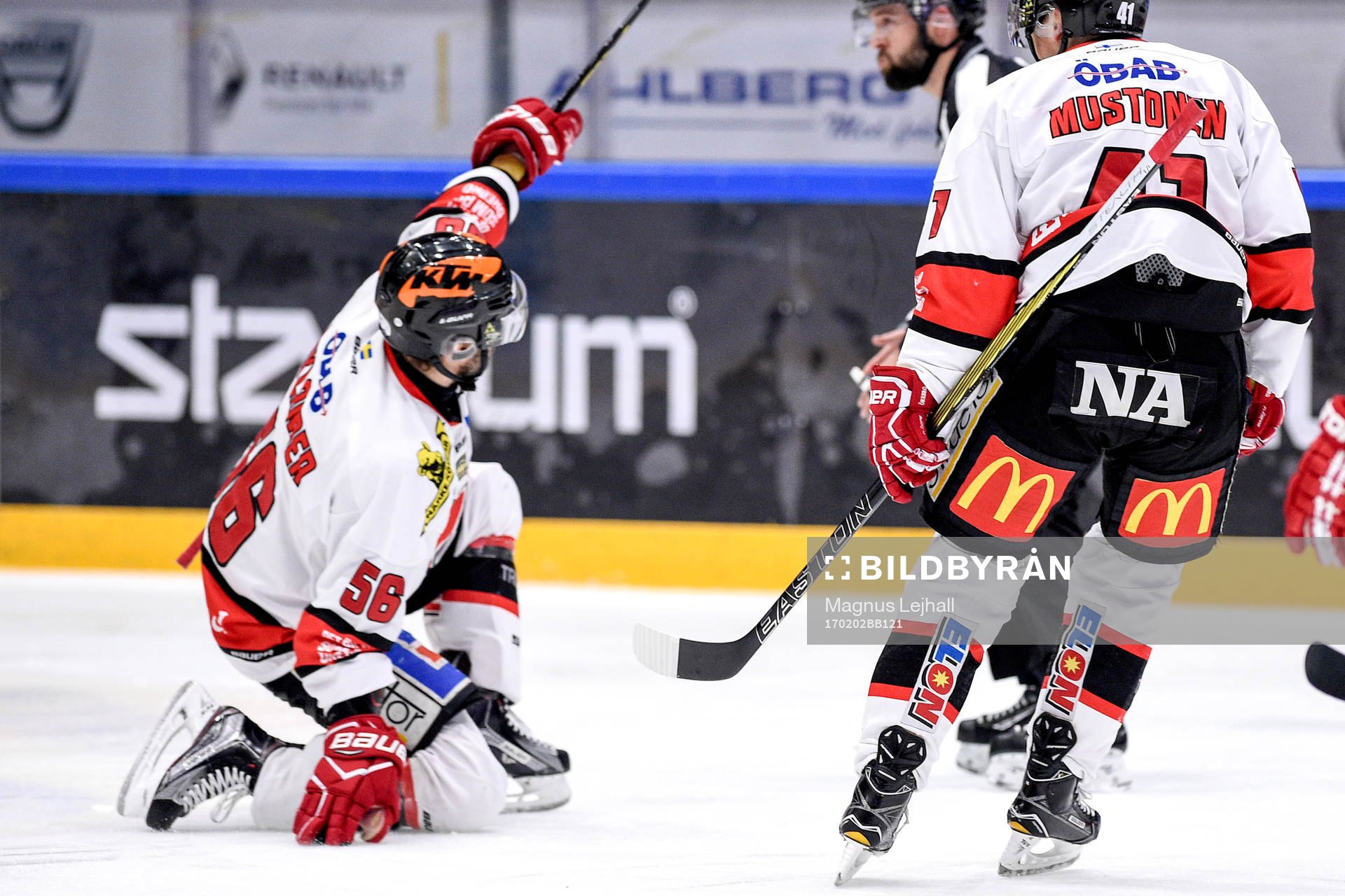 Örebros Johan Wiklander jublar