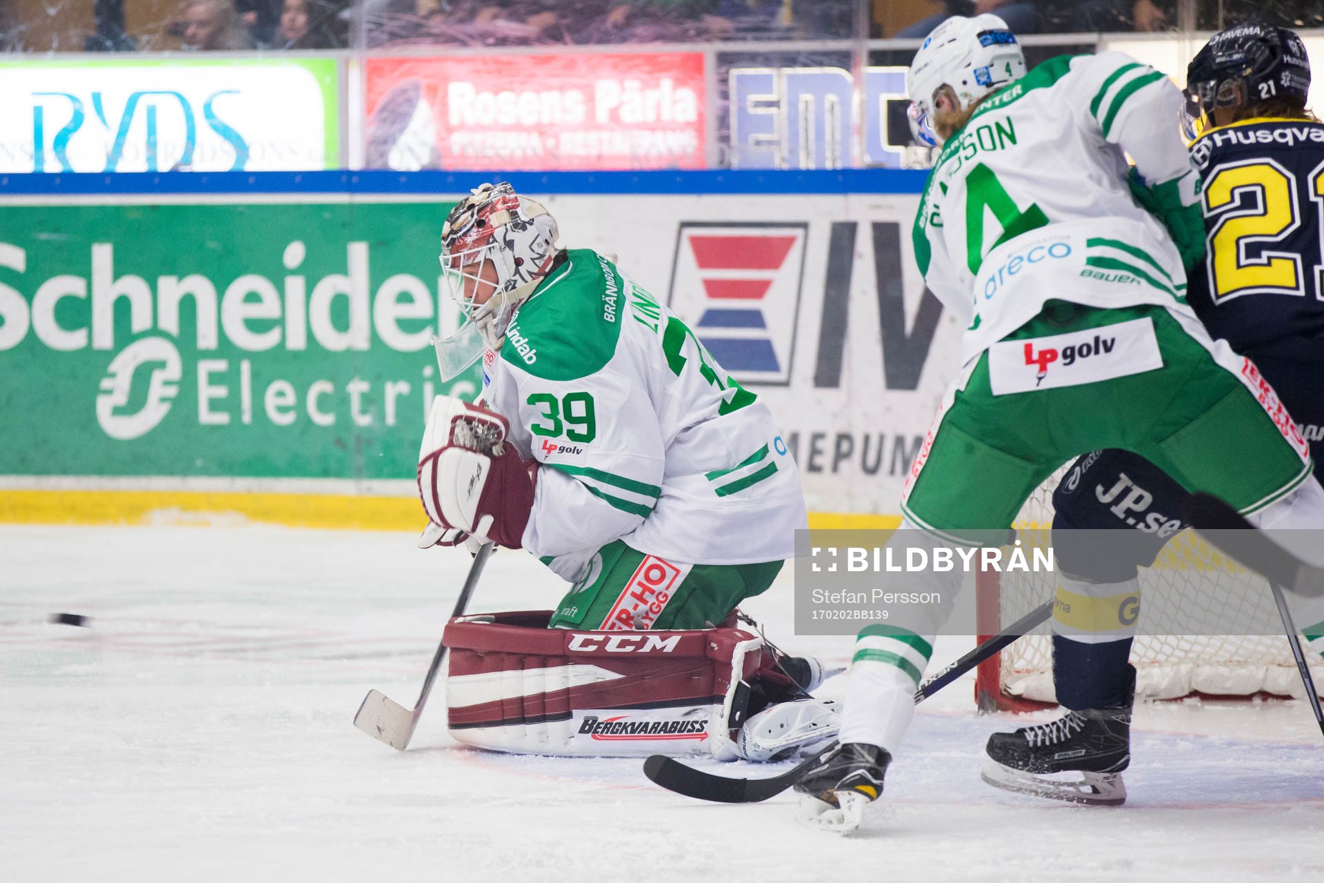 Rögles målvakt Anders Lindbäck släpper in skott till 1-0