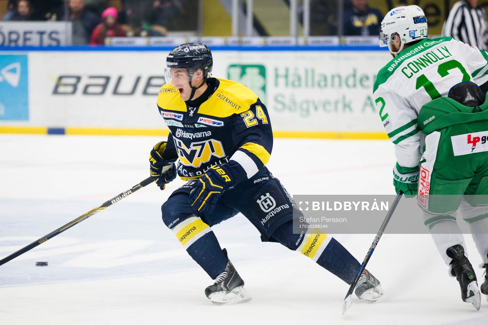 s Erik Christensen blir av med pucken mot Rögles Jack