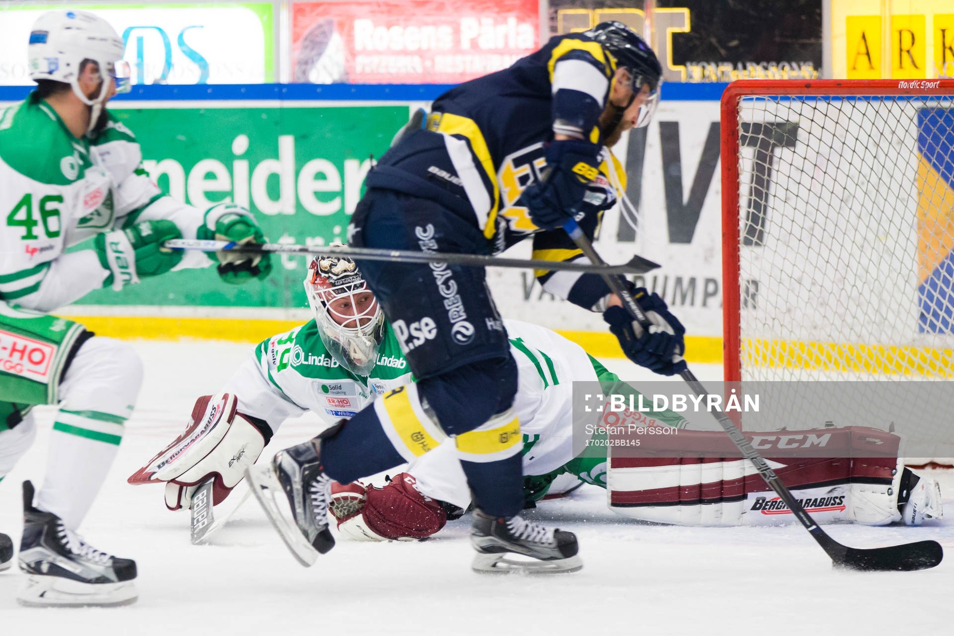 s Martin Thörnberg gör 3-0 mot Rögles Kevin Marshall och