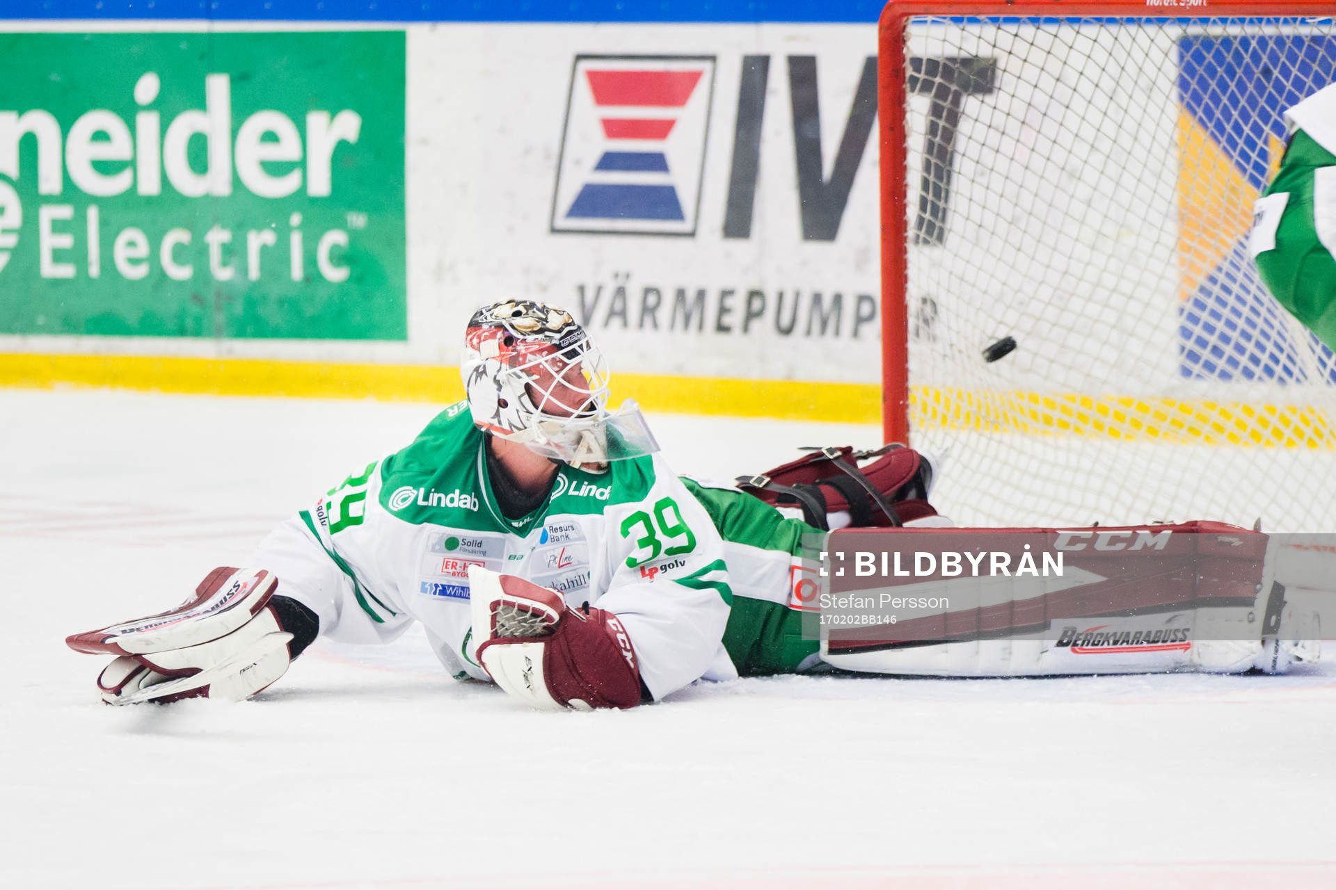 Rögles målvakt Anders Lindbäck och Kevin Marshall ser