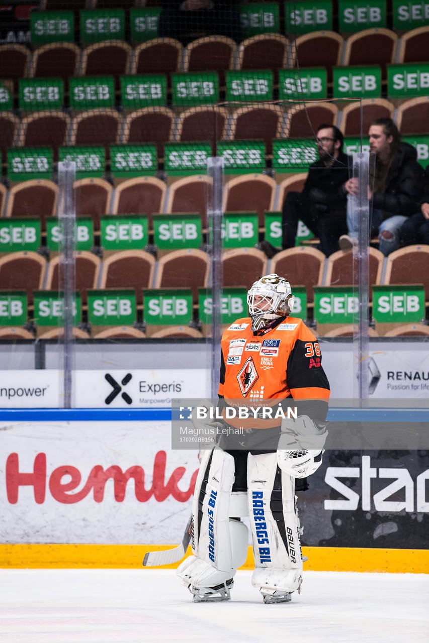 Karlskronas målvakt Johannes Jönsson framför glesa