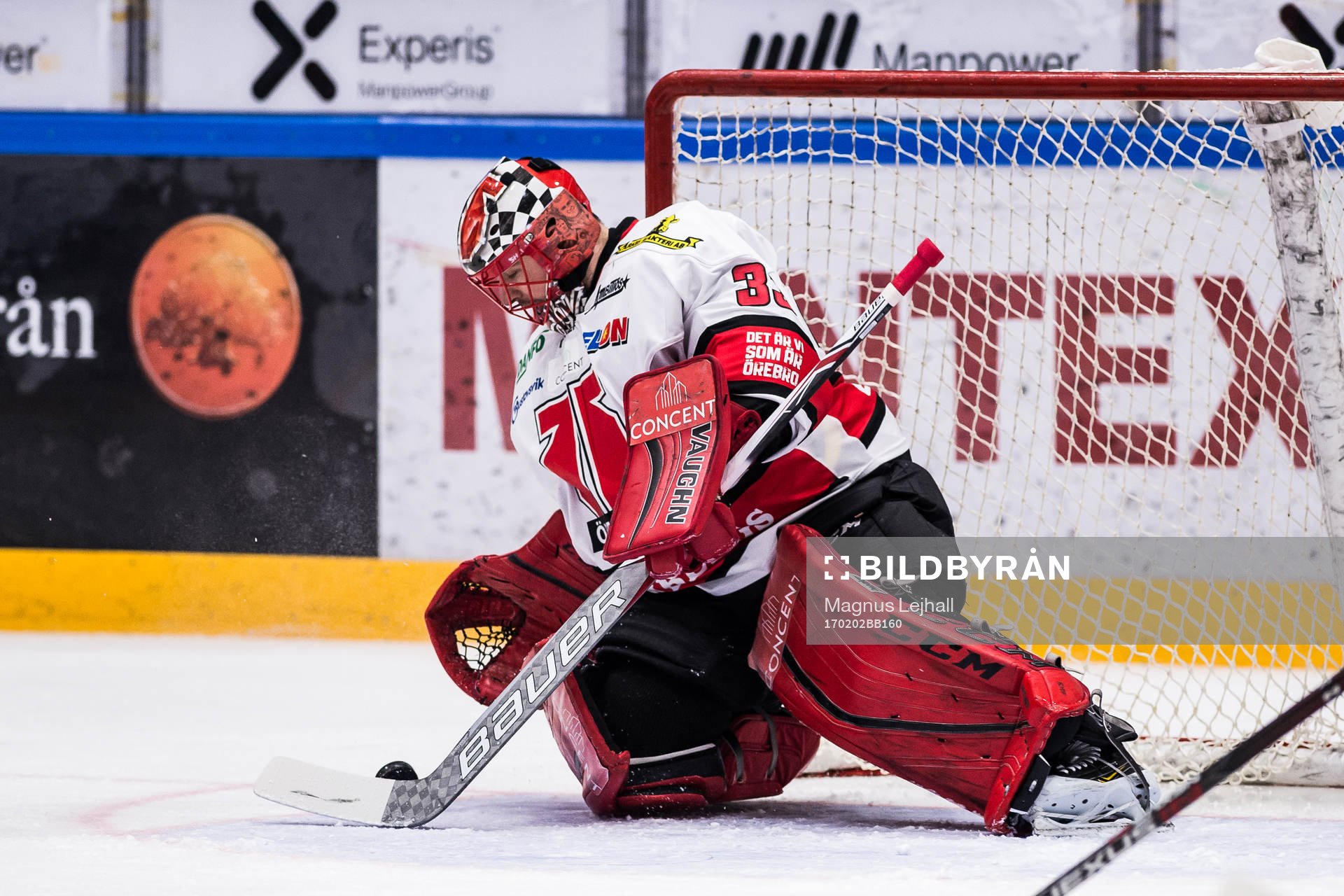 Örebros målvakt Julius Hudacek  räddar