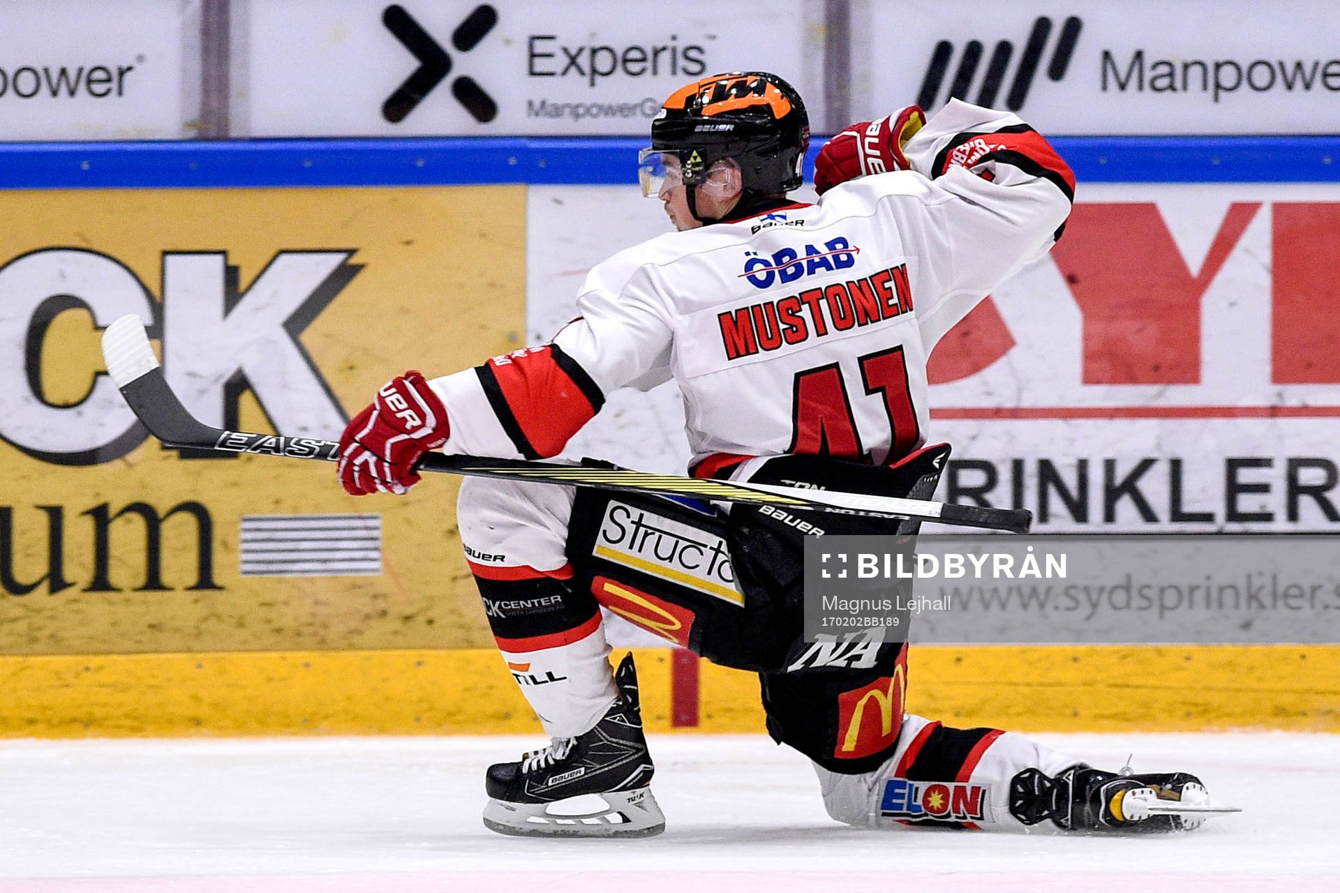 Örebros Joel Mustonen jublar med lagkamrater
