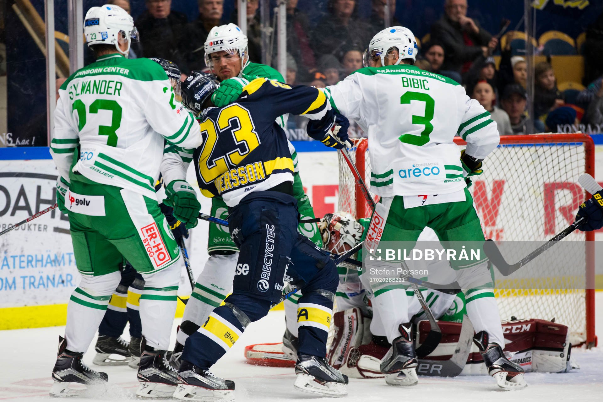 s Lias Andersson framför målet