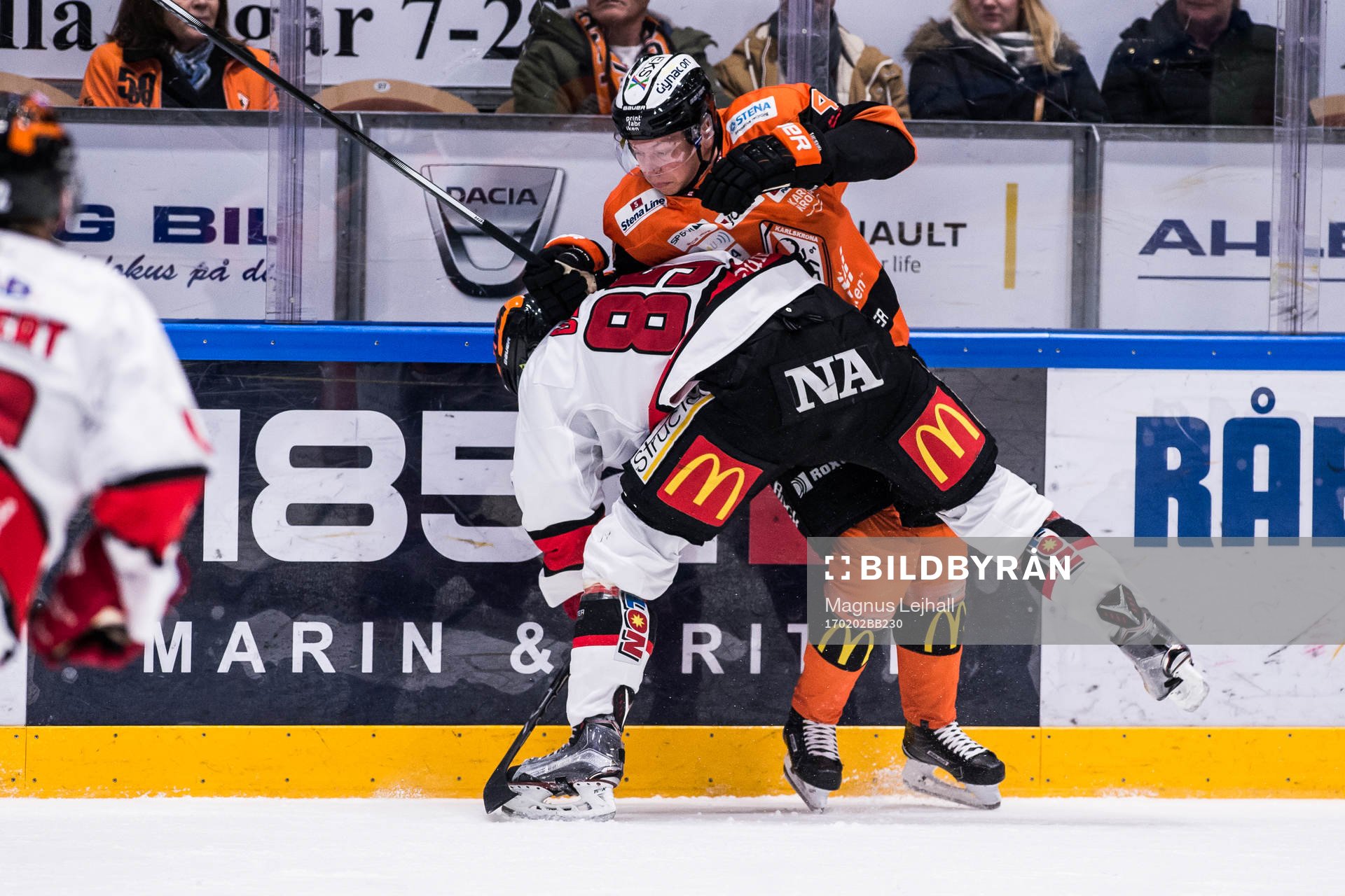 Örebros Kalle Olsson och Karlskronas Victor Aronsson  i