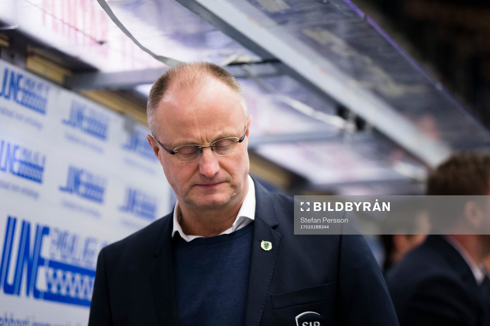 Rögles tränare Anders Eldebrink ser deppig ut