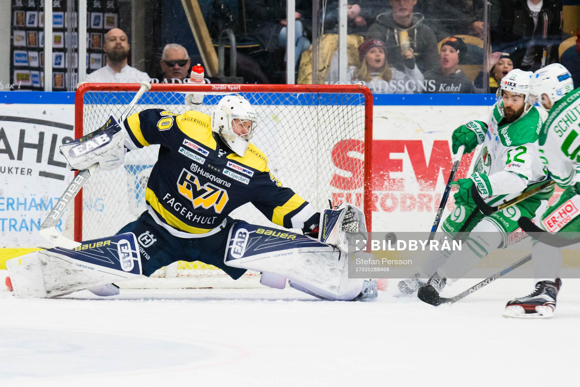 s målvakt Linus Söderström räddar