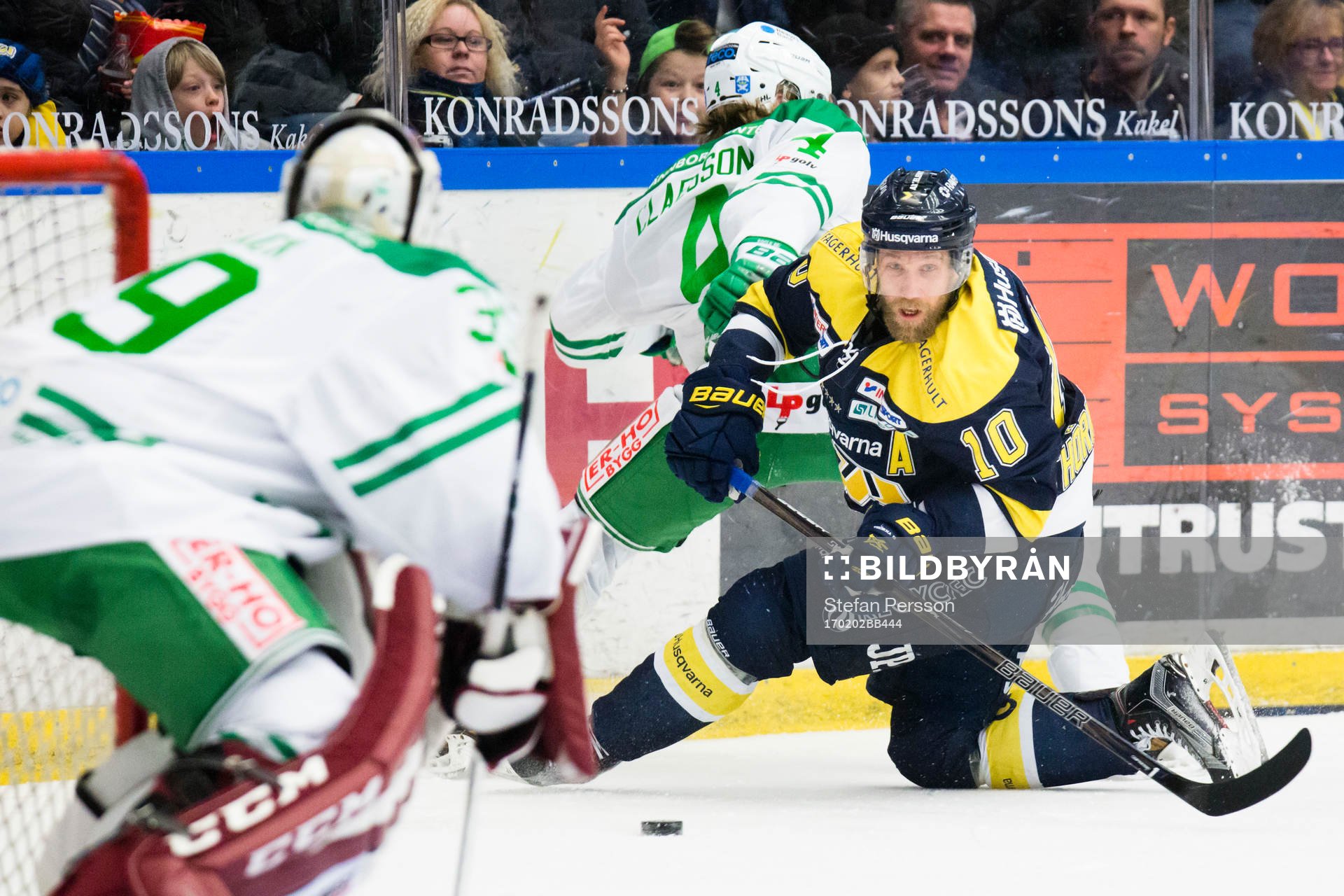 s Martin Thörnberg liggandes på isen innan sitt mål till