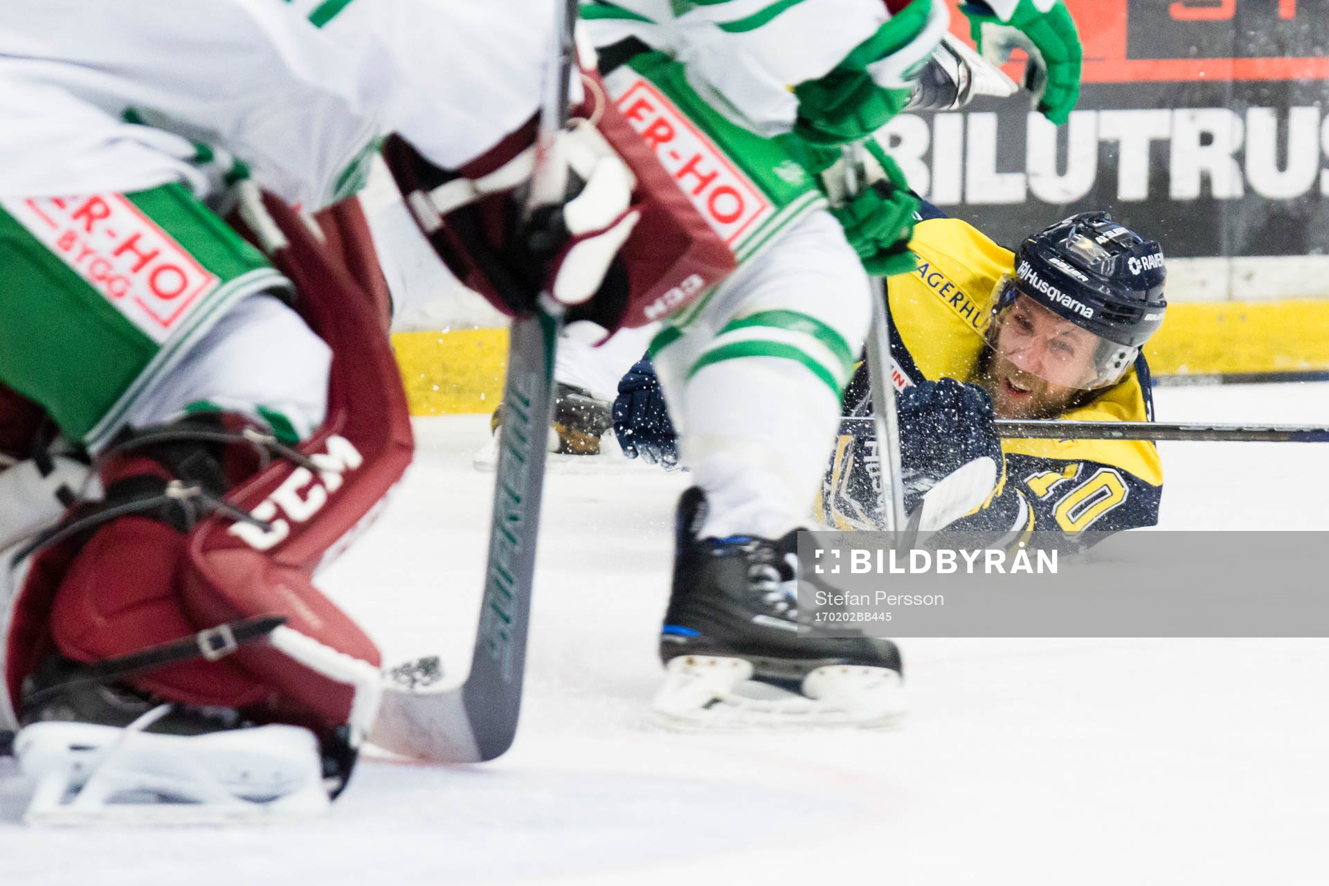 s Martin Thörnberg liggandes på isen innan sitt mål till