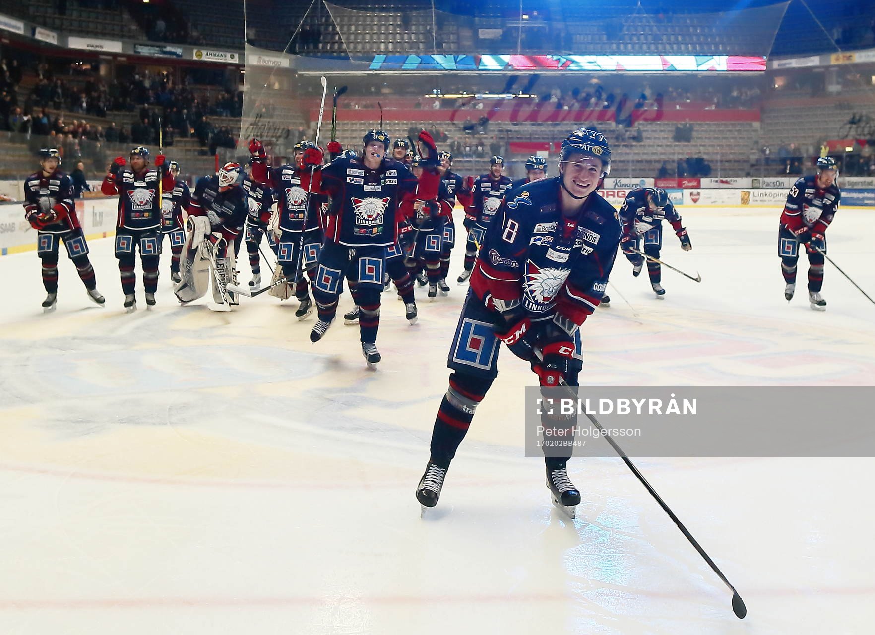 Linköpings spelare med Jakob Lilja jublar