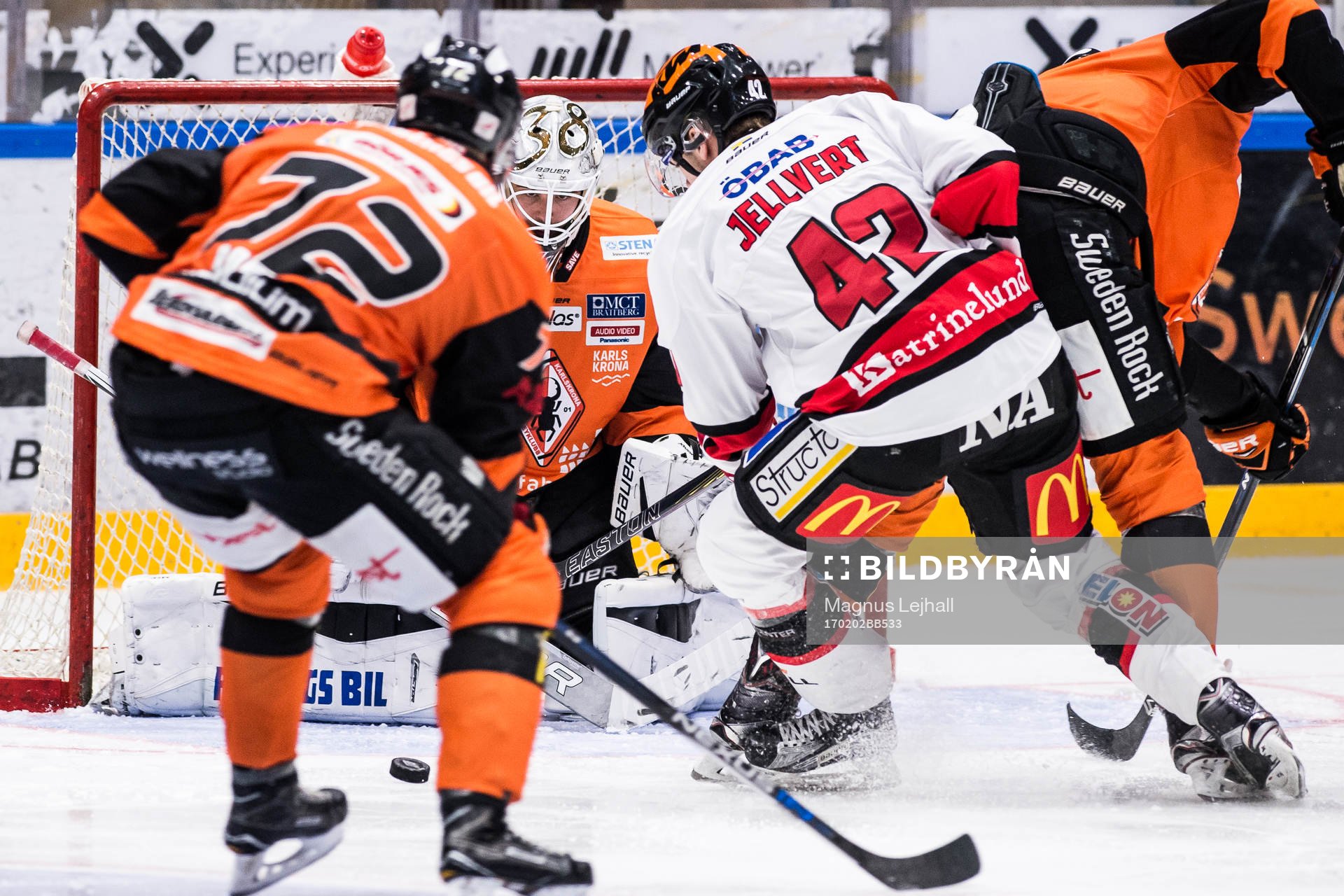 Örebros Kalle Jellvert oroar framför Karlskronas målvakt