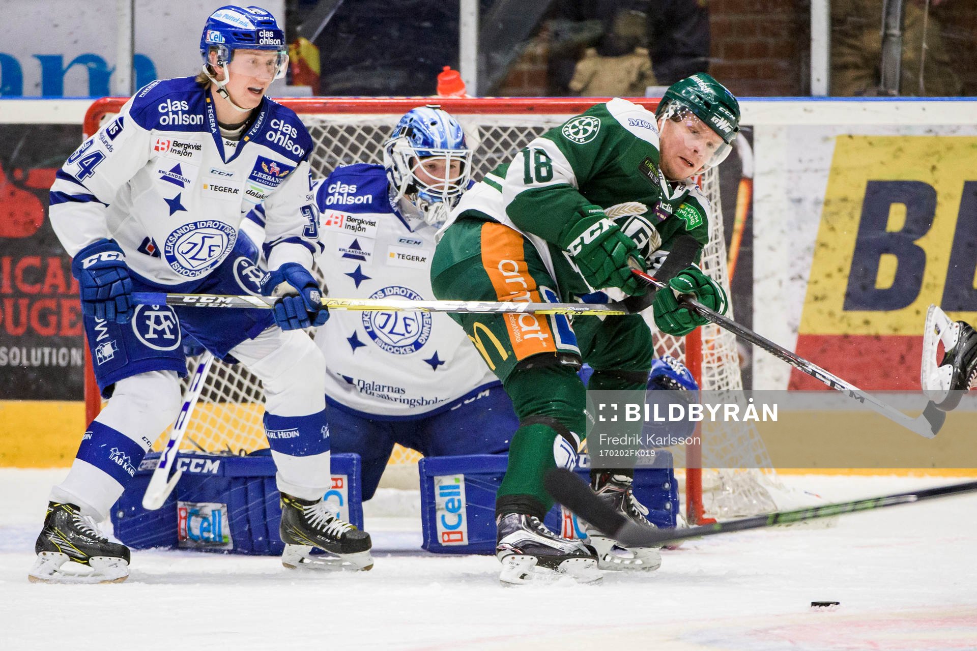 Leksands Olle Alsing och målvakt Henrik Haukeland i en