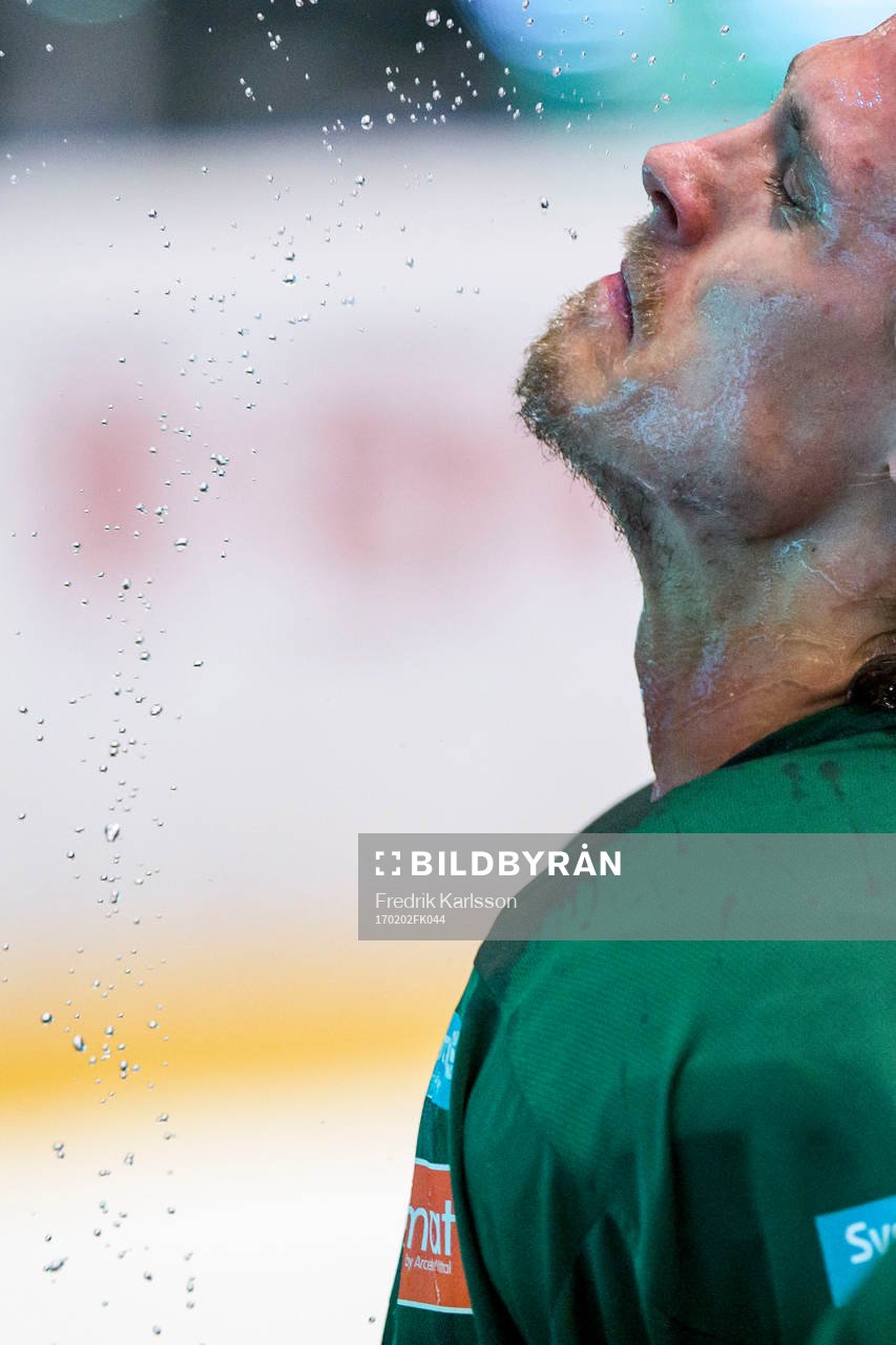 Färjestads Magnus Nygren svalkar sig