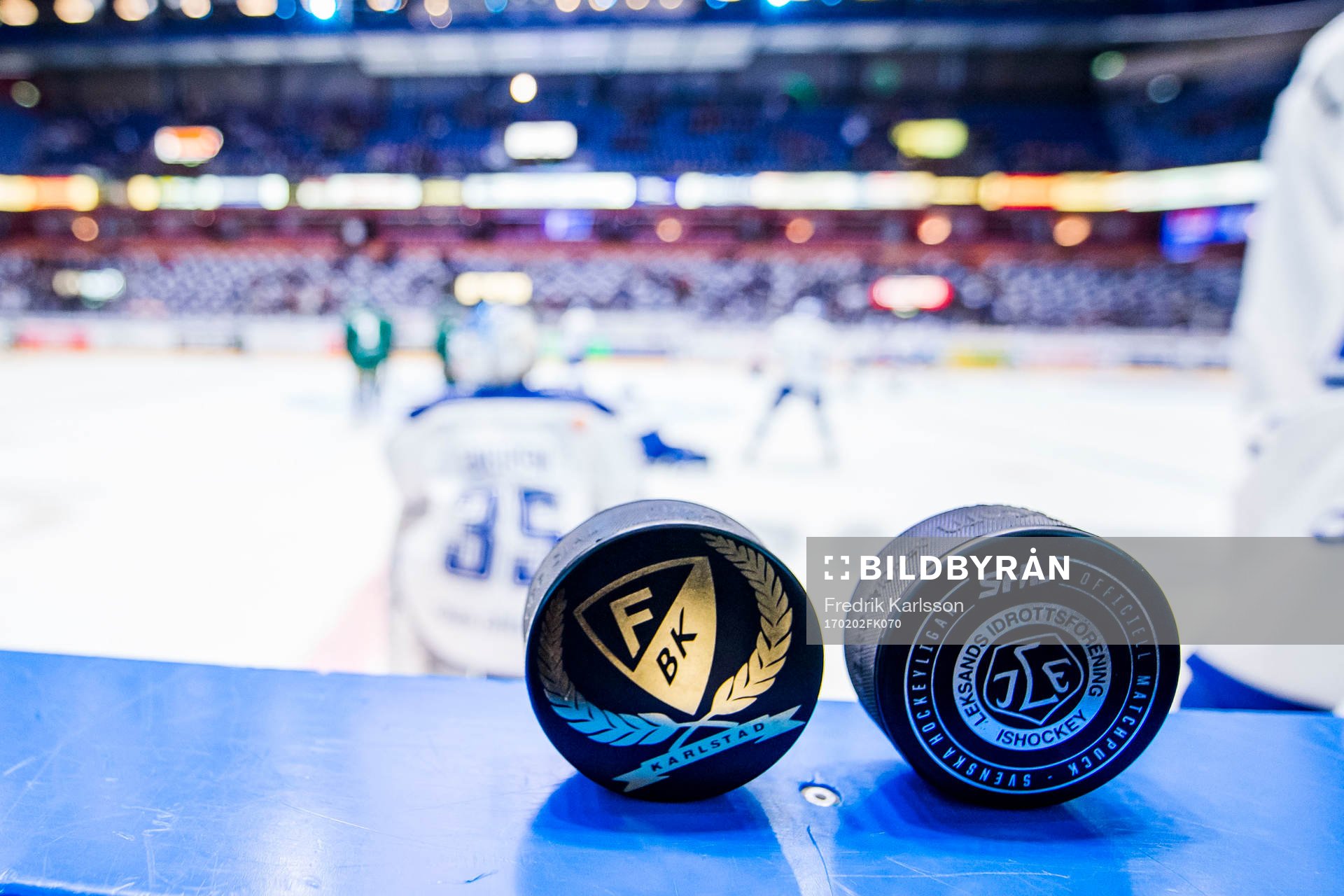 En genrebild på en Leksand och en Färjestad puck innan