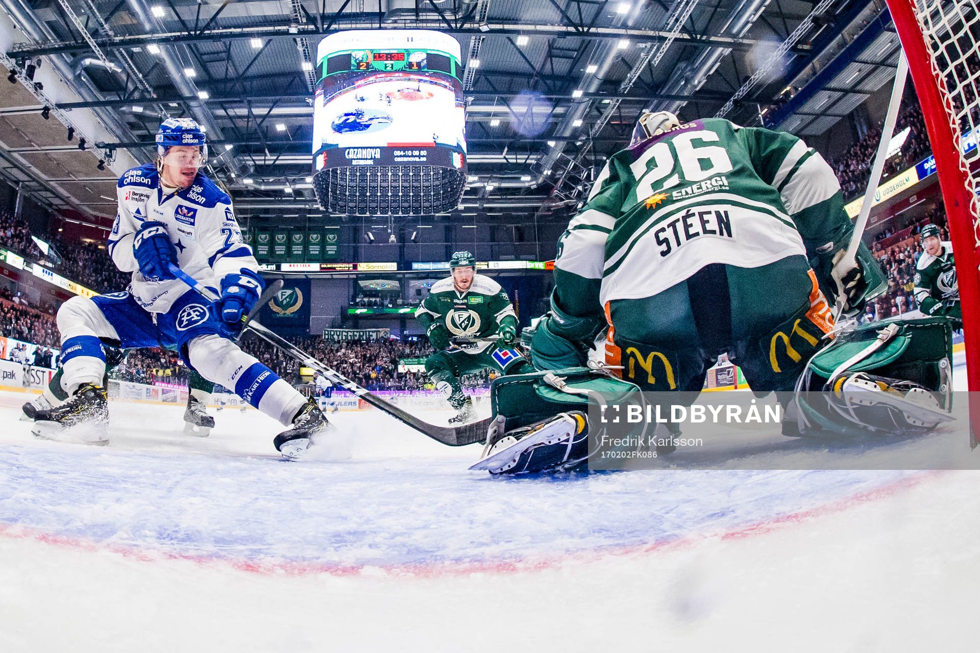 Leksands Sondre Olden i en kamp med Färjestads målvakt