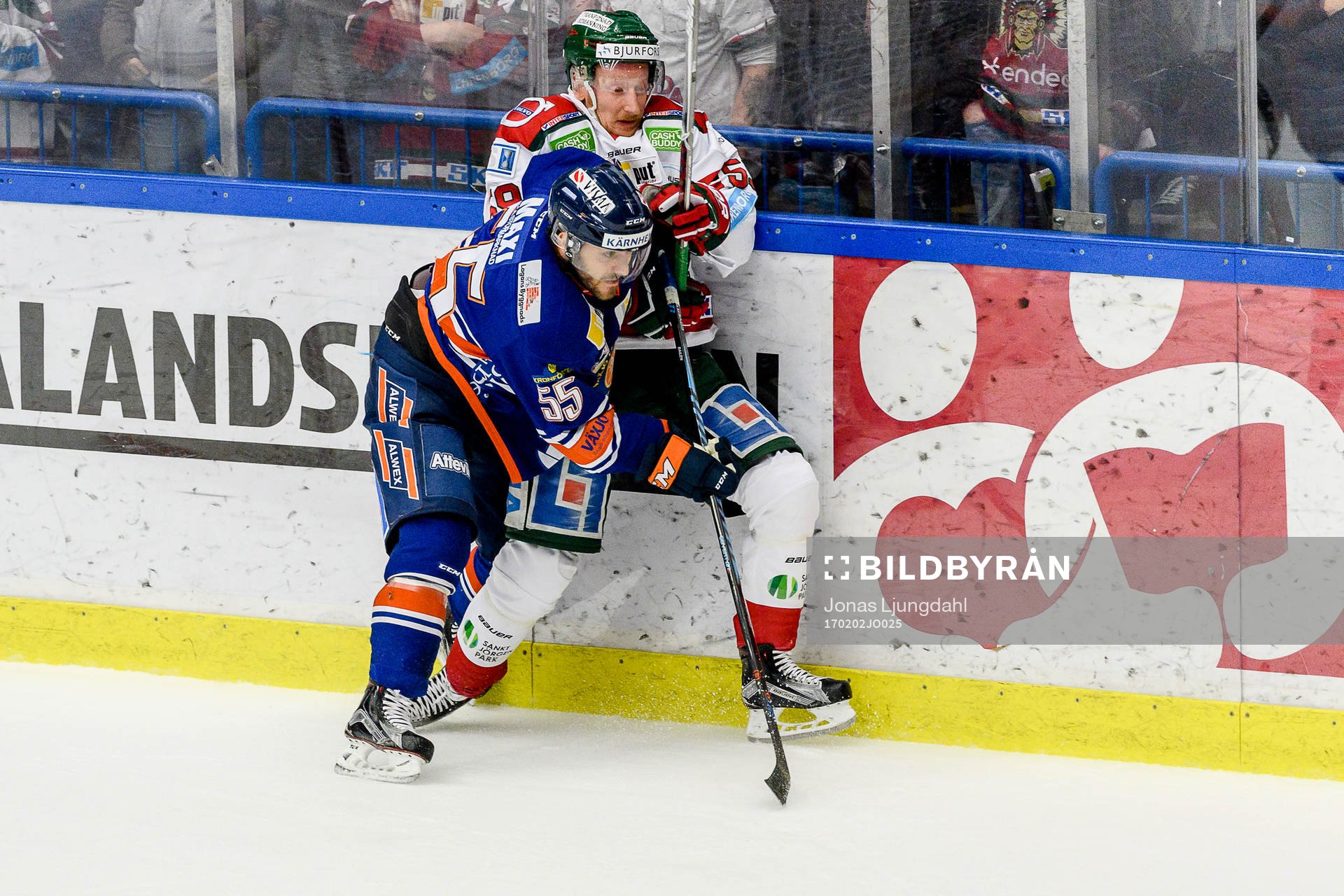 Växjös Nick Bailen tacklar Frölundas Simon Hjalmarsson