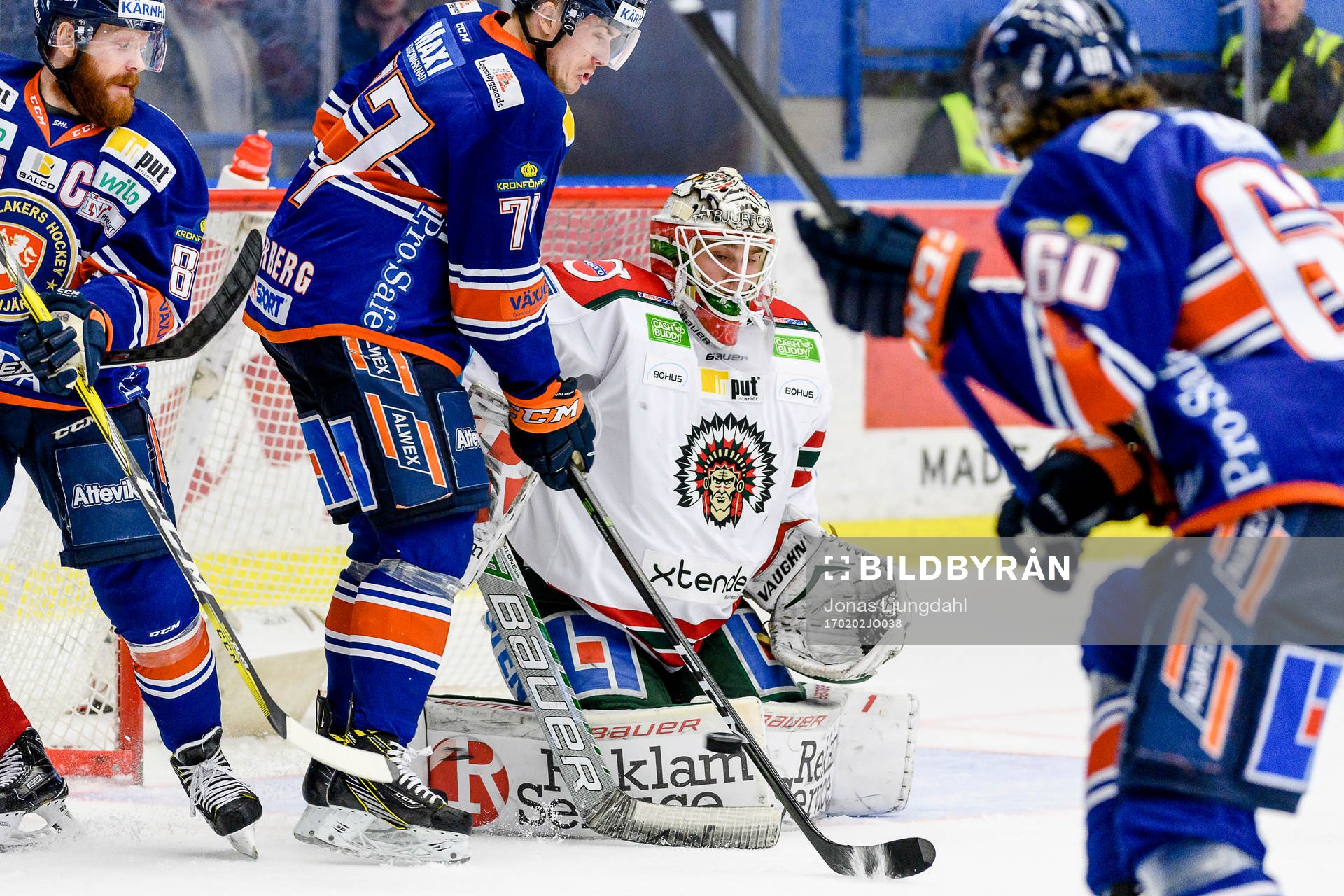 Växjös Pontus Netterberg oroar framför Frölundas