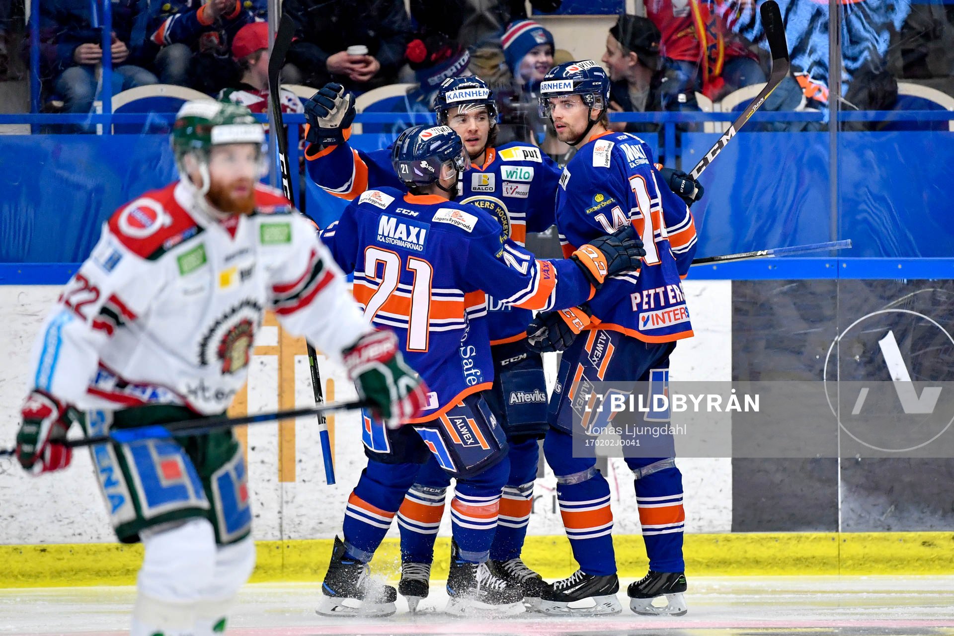 Växjös Adam Brodecki jublar med lagkamrater