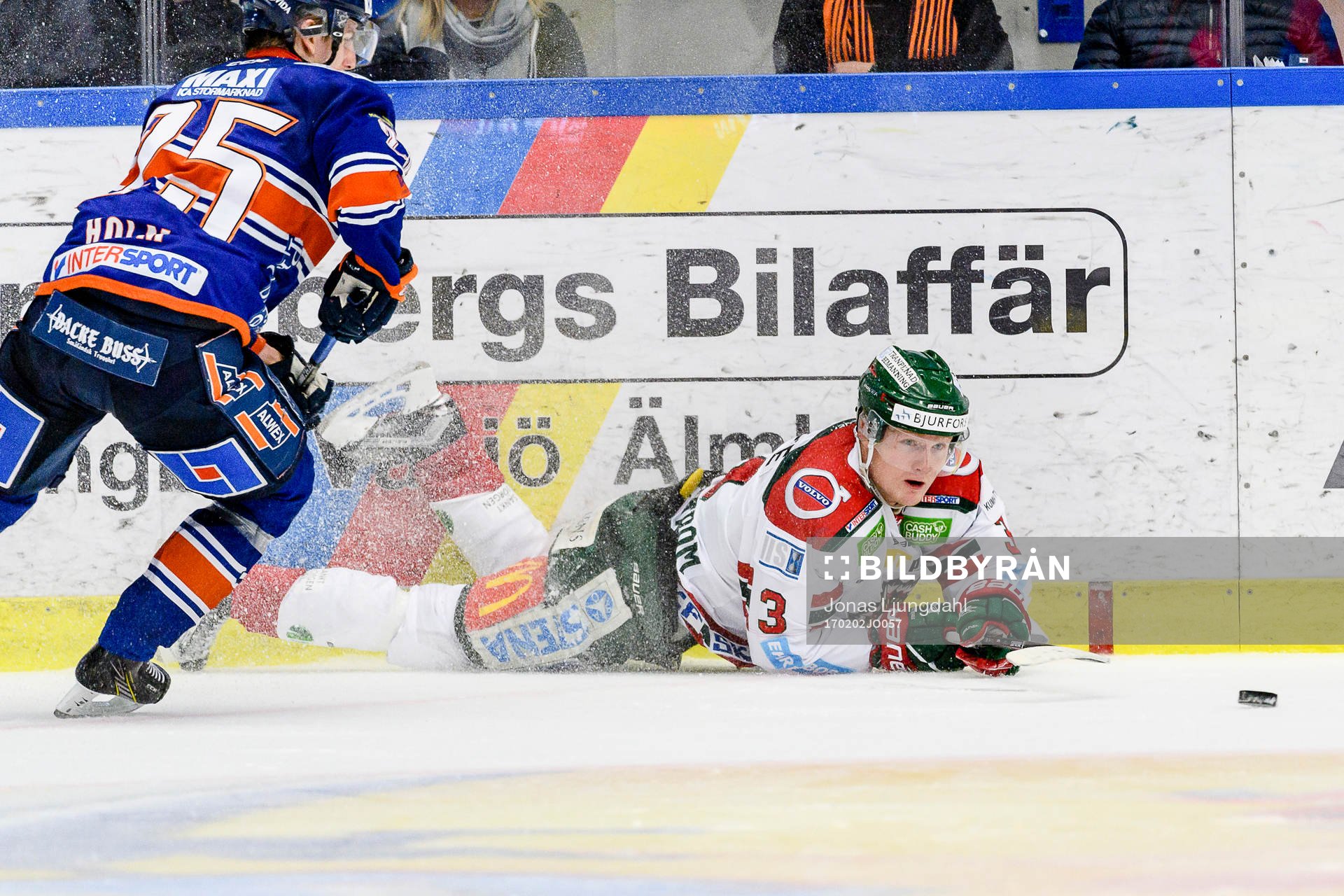 Frölundas Carl Grundström faller