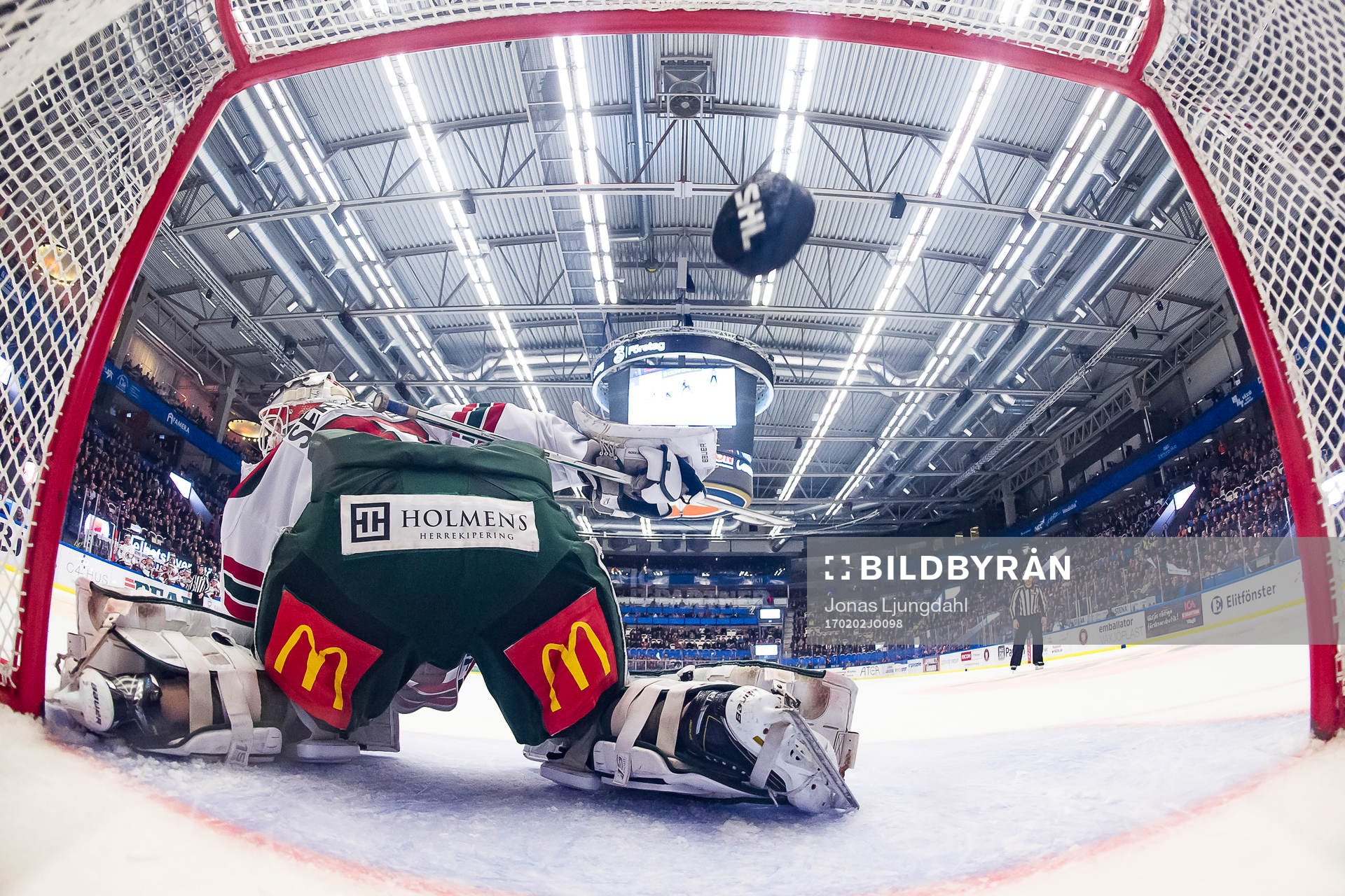 Växjös Emil Pettersson (ej i bild) skjuter pucken i mål