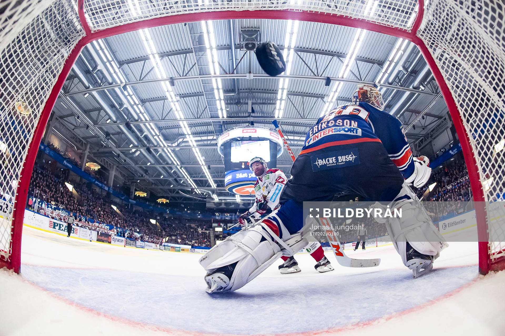 Frölundas Robin Figren skjuter pucken i mål bakom