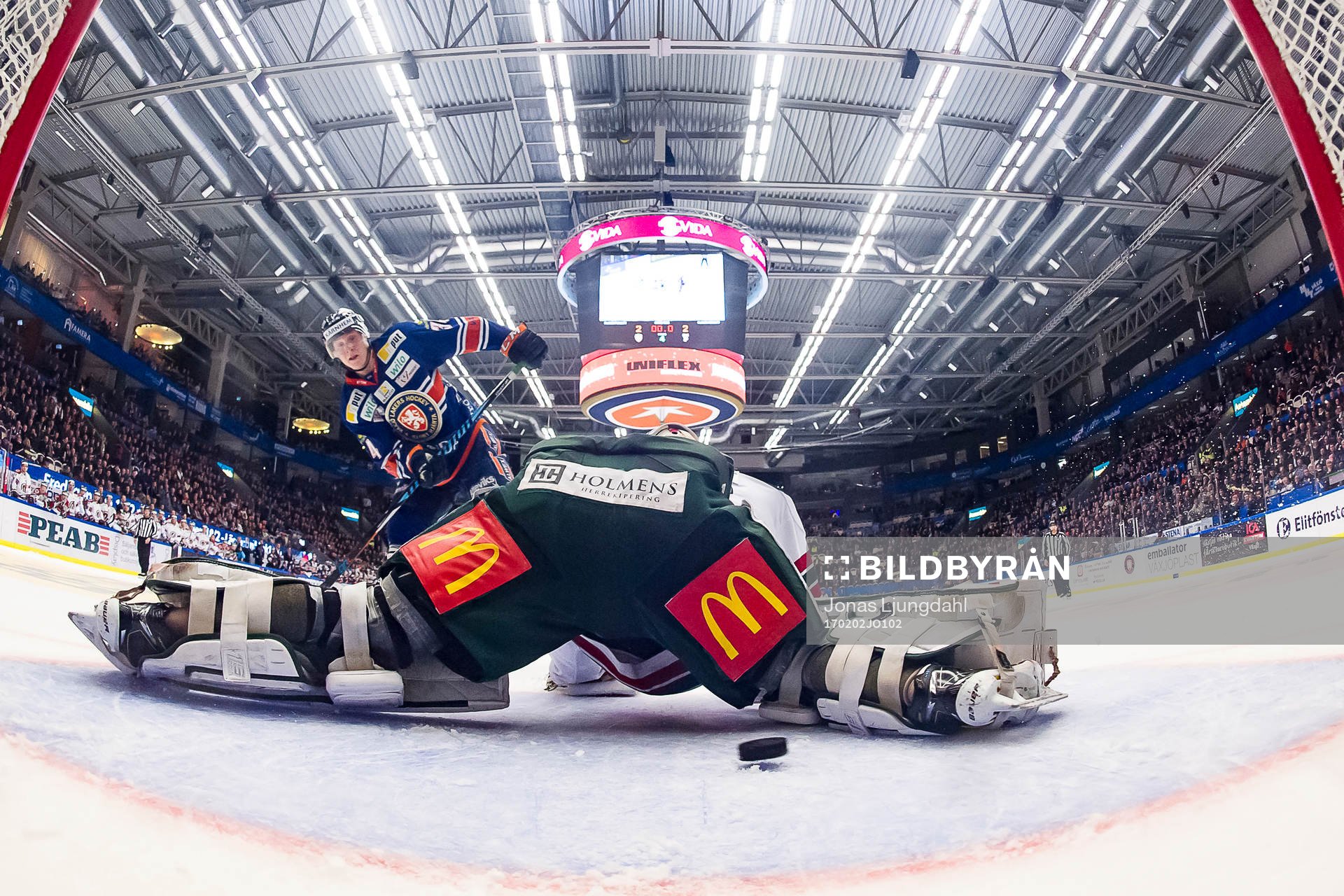 Växjös Olli Palola skjuter pucken i mål bakom Frölundas