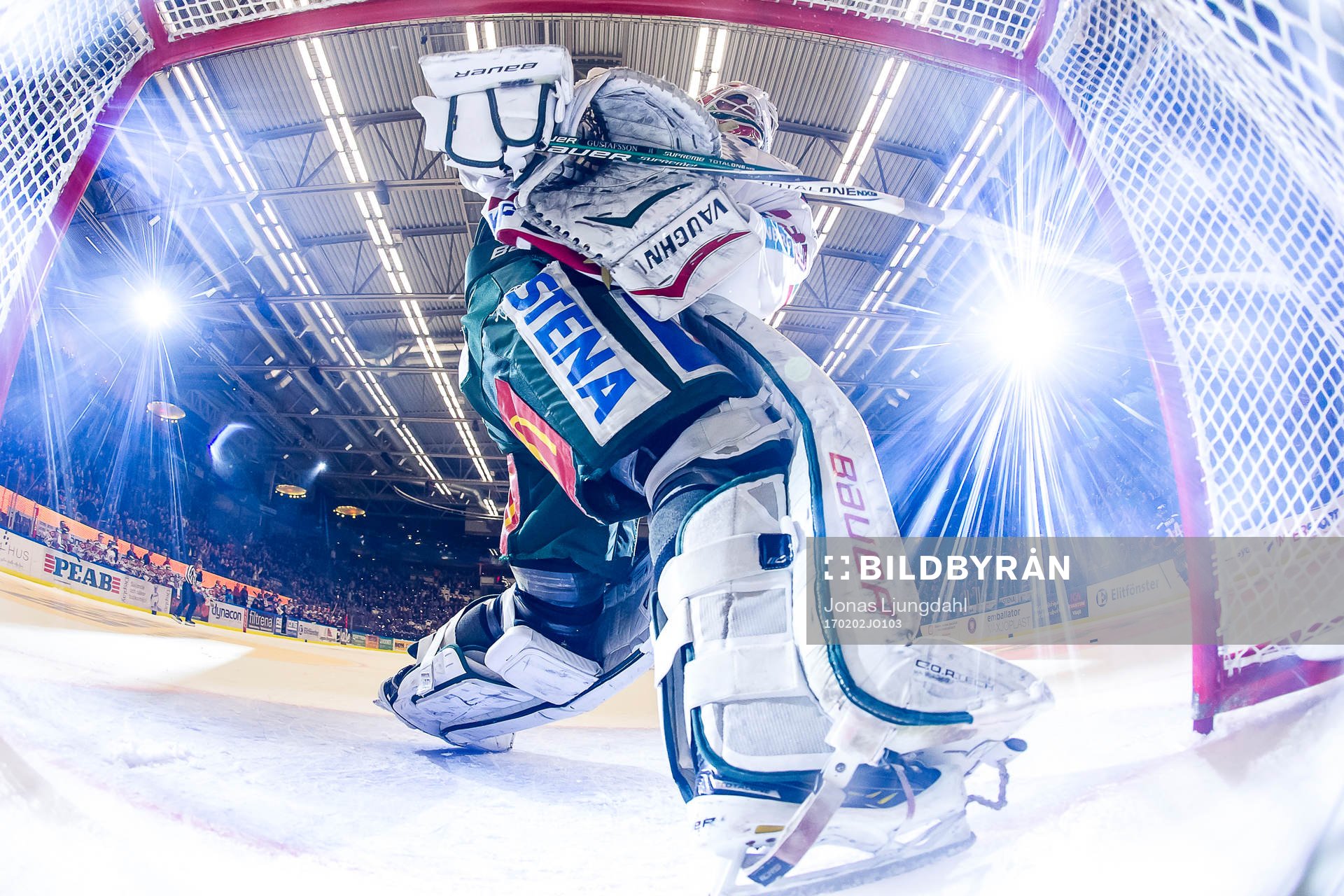 Frölundas målvakt Johan Gustafsson deppar och slår av