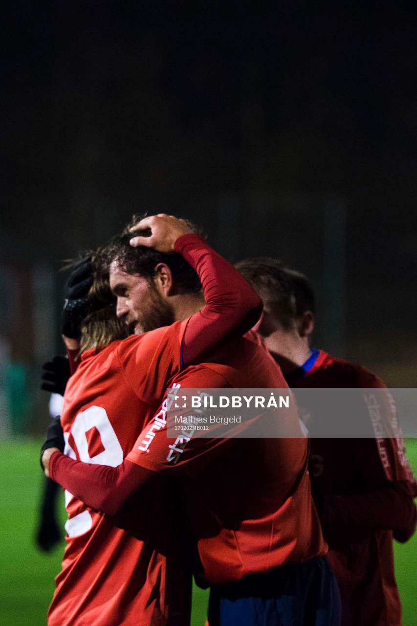 Örgrytes Danny Ervik jublar med målskytten till 1-0 Johan