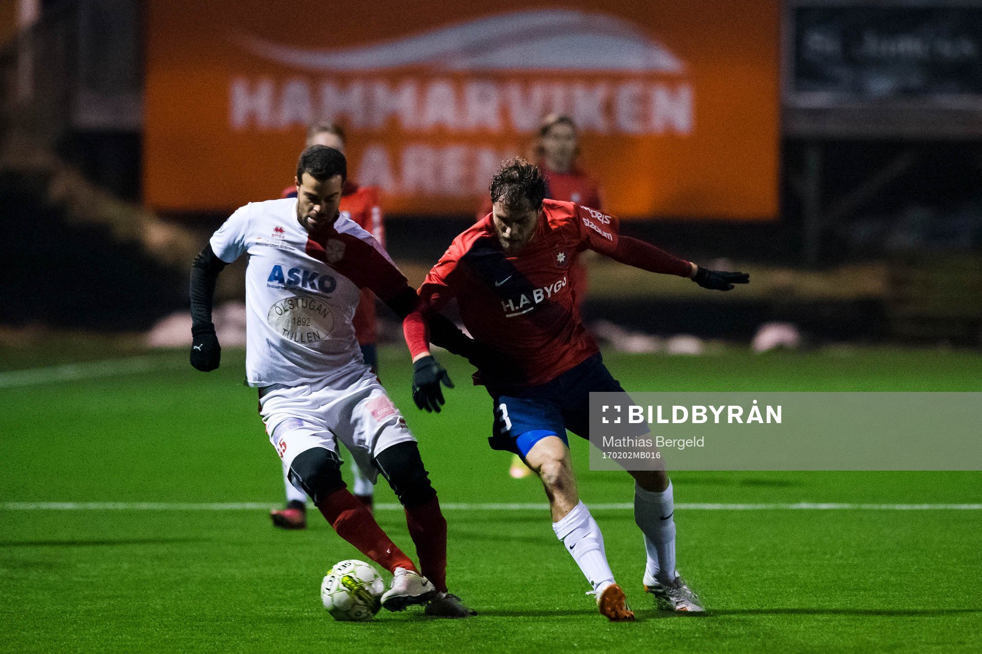 Örgrytes Johan Elmander i kamp om bollen med en