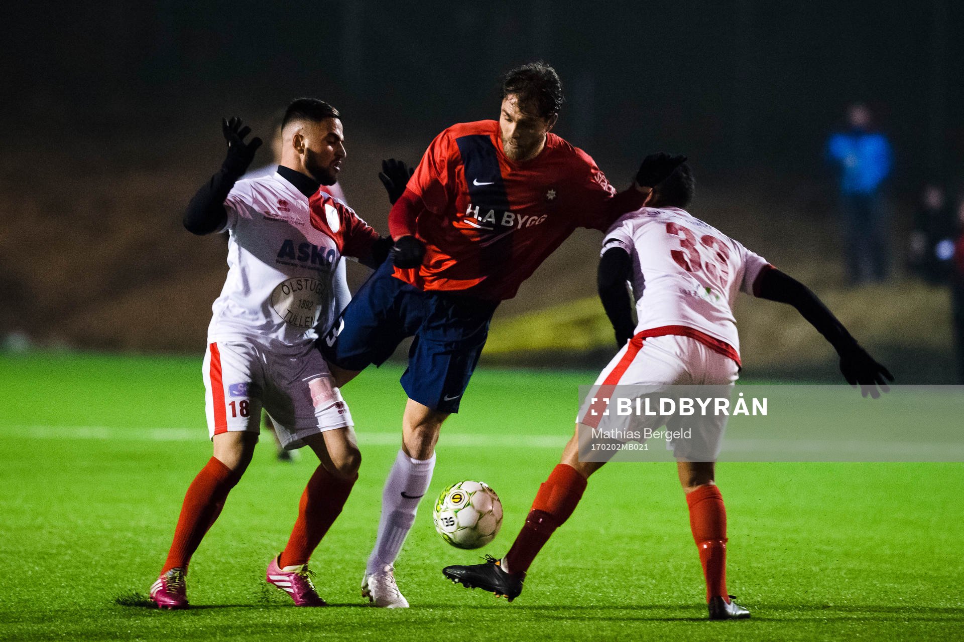 Örgrytes Johan Elmander driver bollen mellan Assyriskas Galvan Ayoub och Sengan Cickiek under en träningsmatch i fotboll mellan Örgryte och Assyriska BK den 2 februari 2017 i Göteborg.