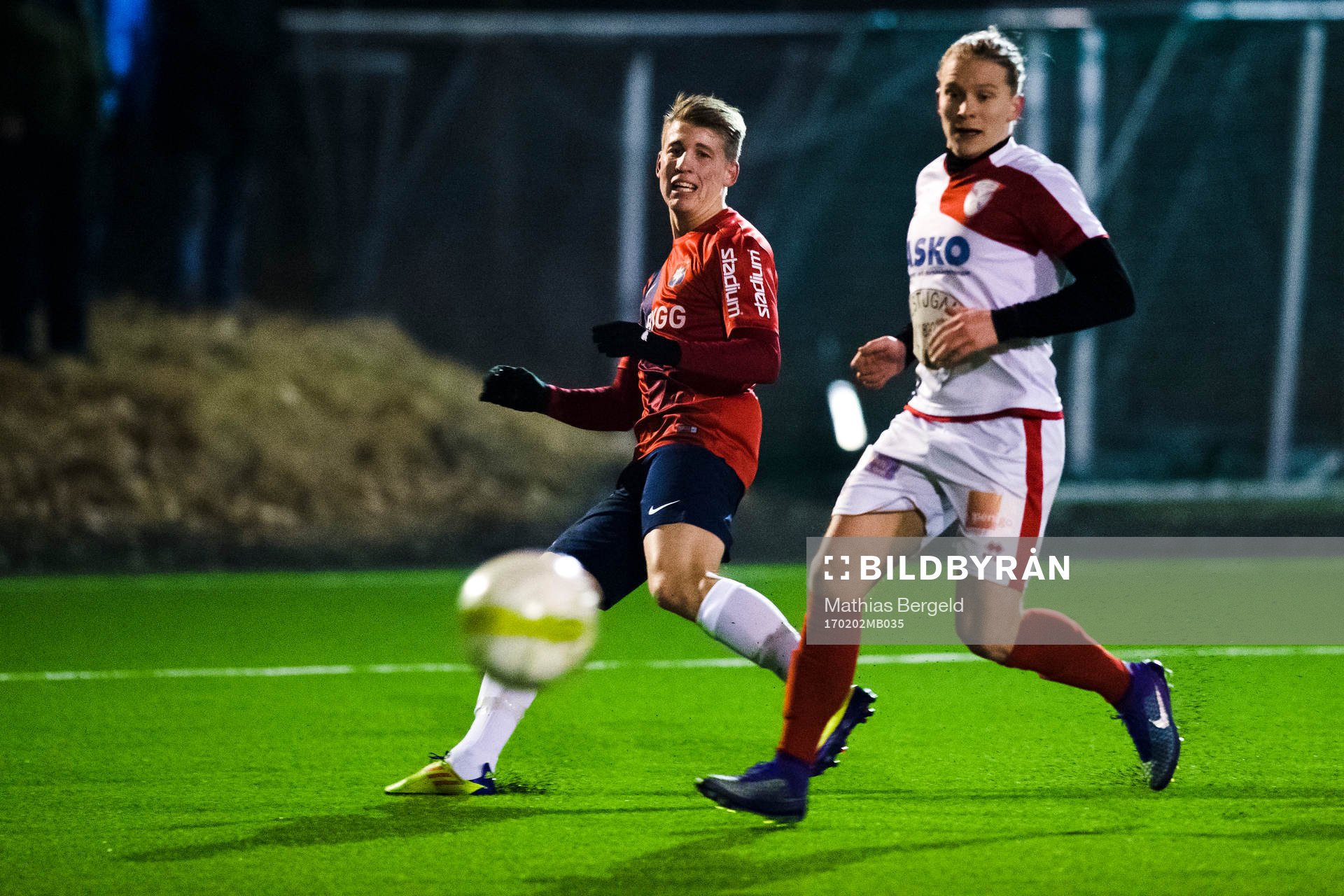 Örgrytes Joel Enarsson skjuter under en träningsmatch i fotboll mellan Örgryte och Assyriska BK den 2 februari 2017 i Göteborg.