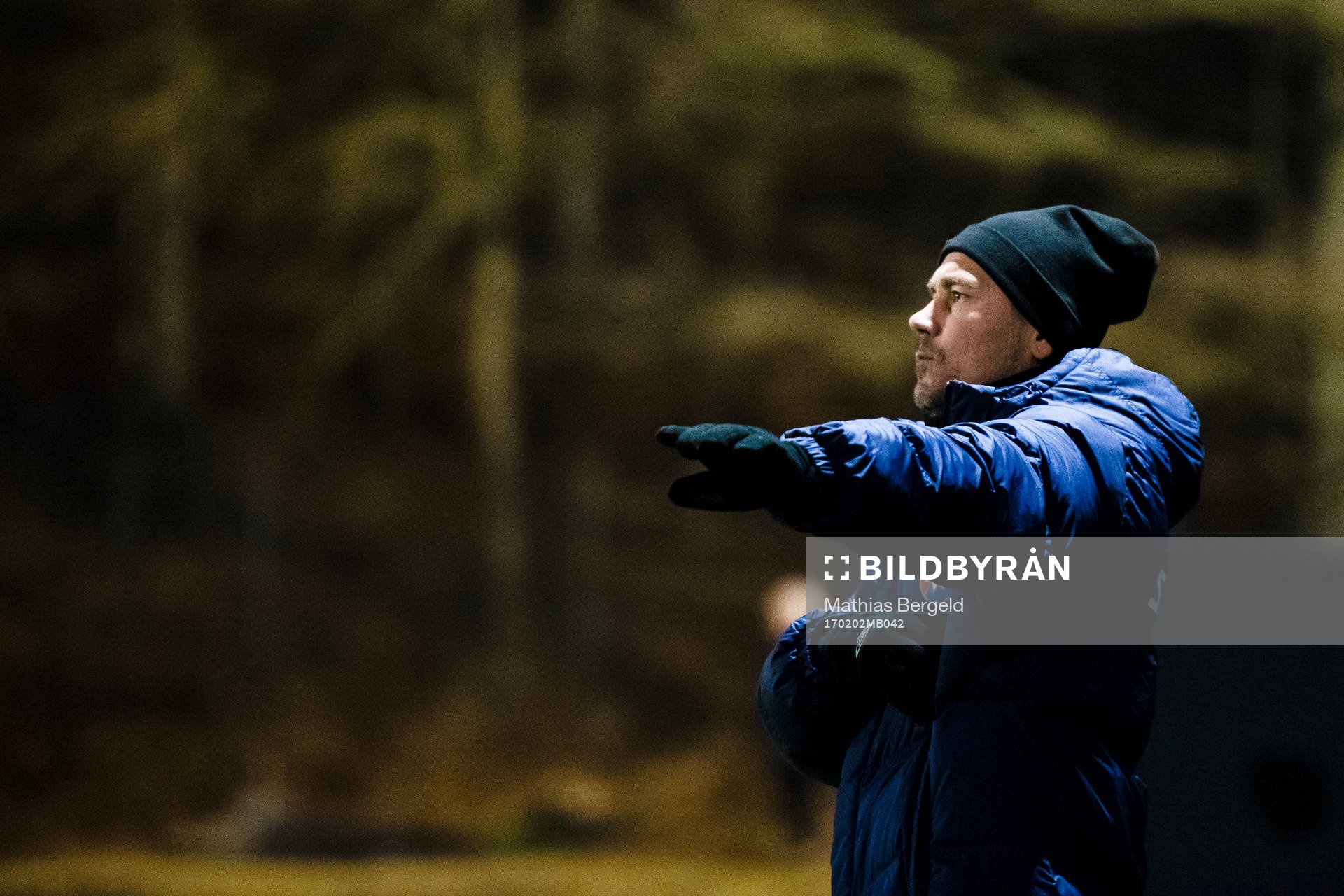 Örgrytes tränare Marcus Lantz gestikulerar under en träningsmatch i fotboll mellan Örgryte och Assyriska BK den 2 februari 2017 i Göteborg.