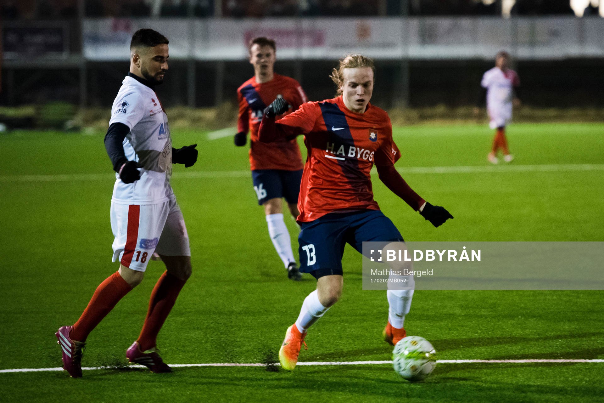 Assyriskas Galvan Ayob och Örgrytes Jonathan Sahrman i kamp om bollen under en träningsmatch i fotboll mellan Örgryte och Assyriska BK den 2 februari 2017 i Göteborg.