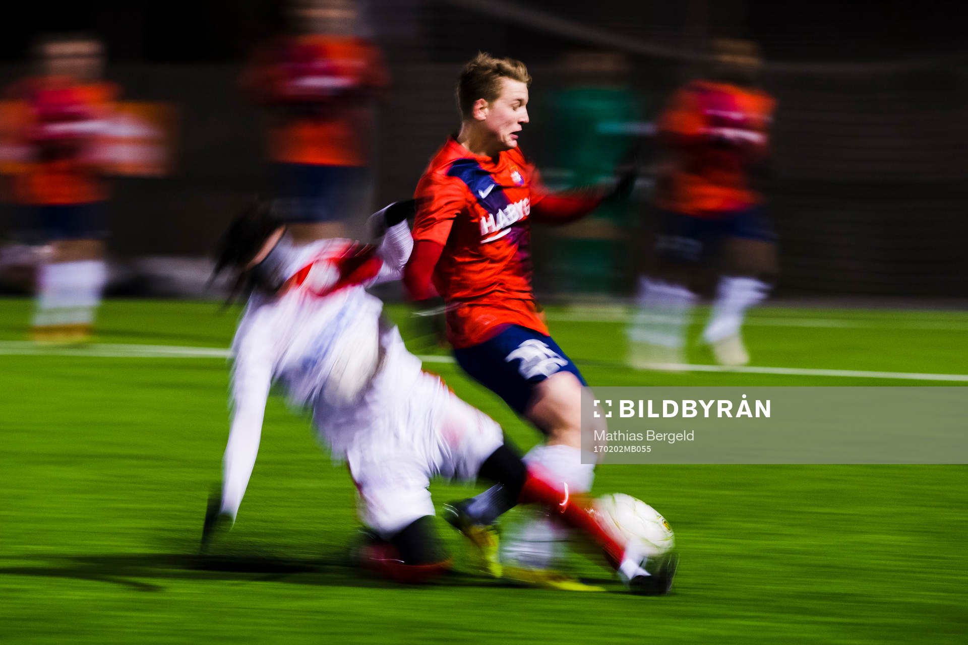 Örgrytes Joel Enarsson glidtacklas av en Assyriskaspelare