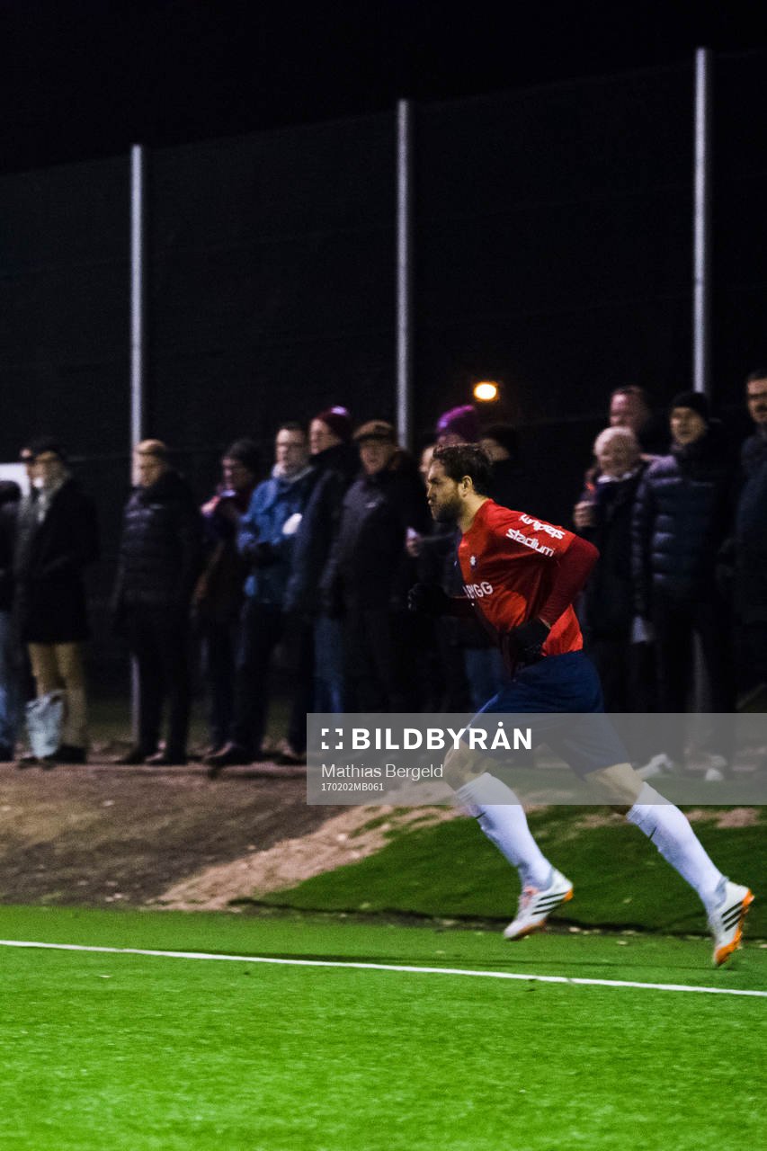 Örgrytes Johan Elmander springer in på plan