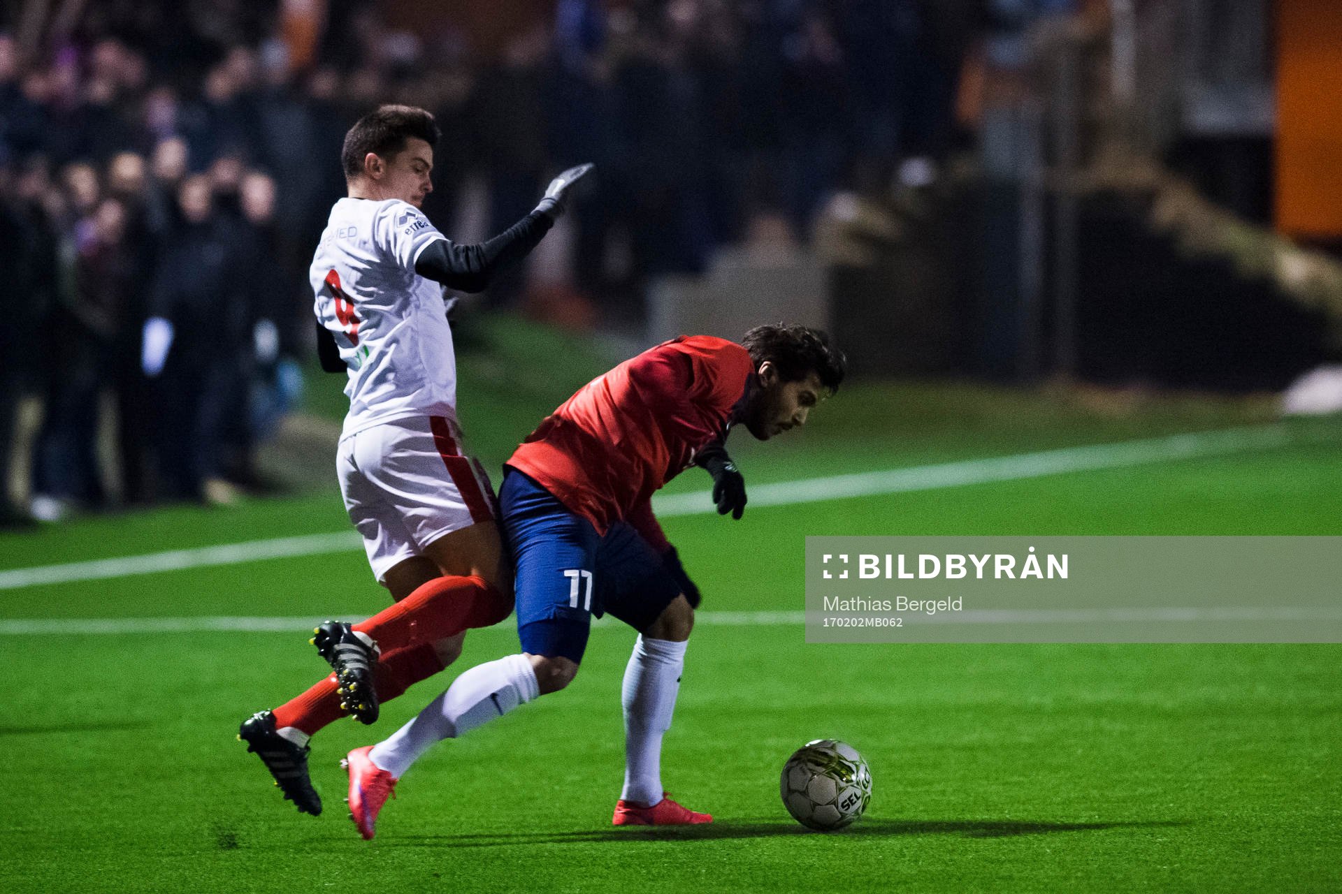 Assyriskas Nacho Suarez i kamp om bollens med Örgrytes