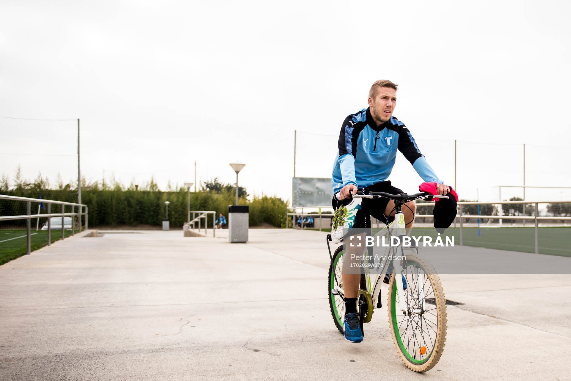 Anton Tinnerholm anländer på cykel