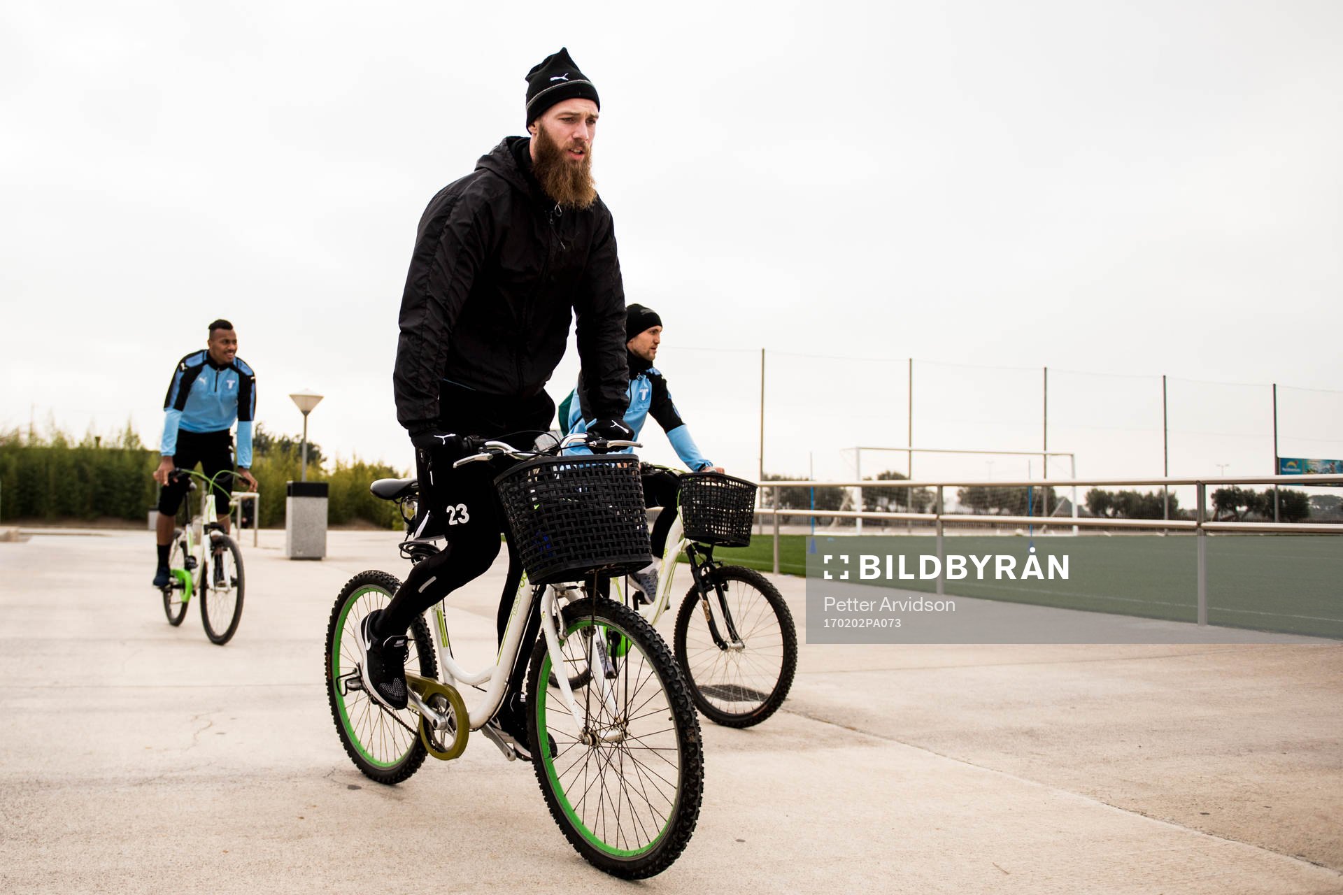 Jo Inge Berget anländer på cykel