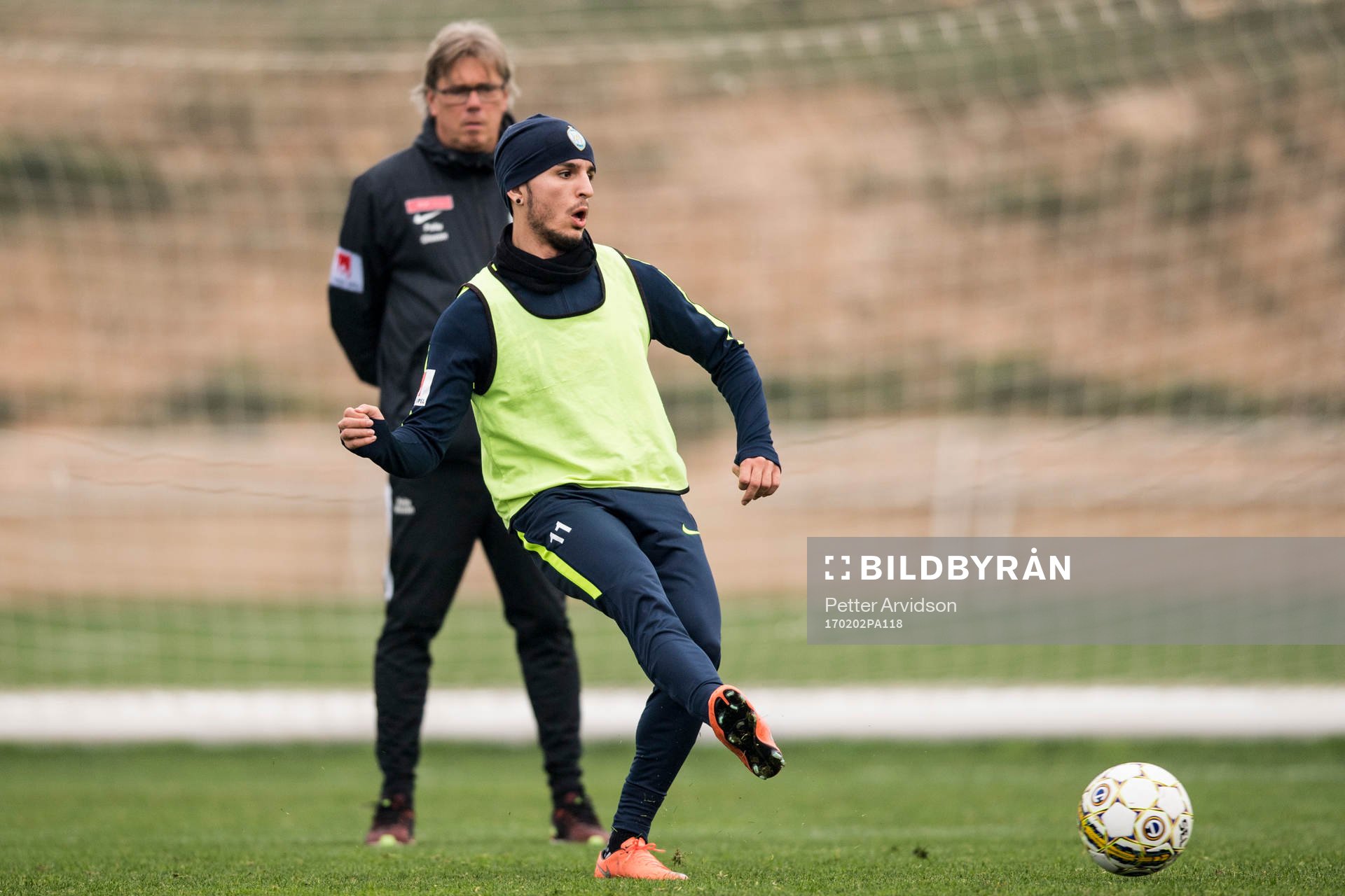 Rinor Nushi och i bakgrunden tränare Per Pelle Olsson