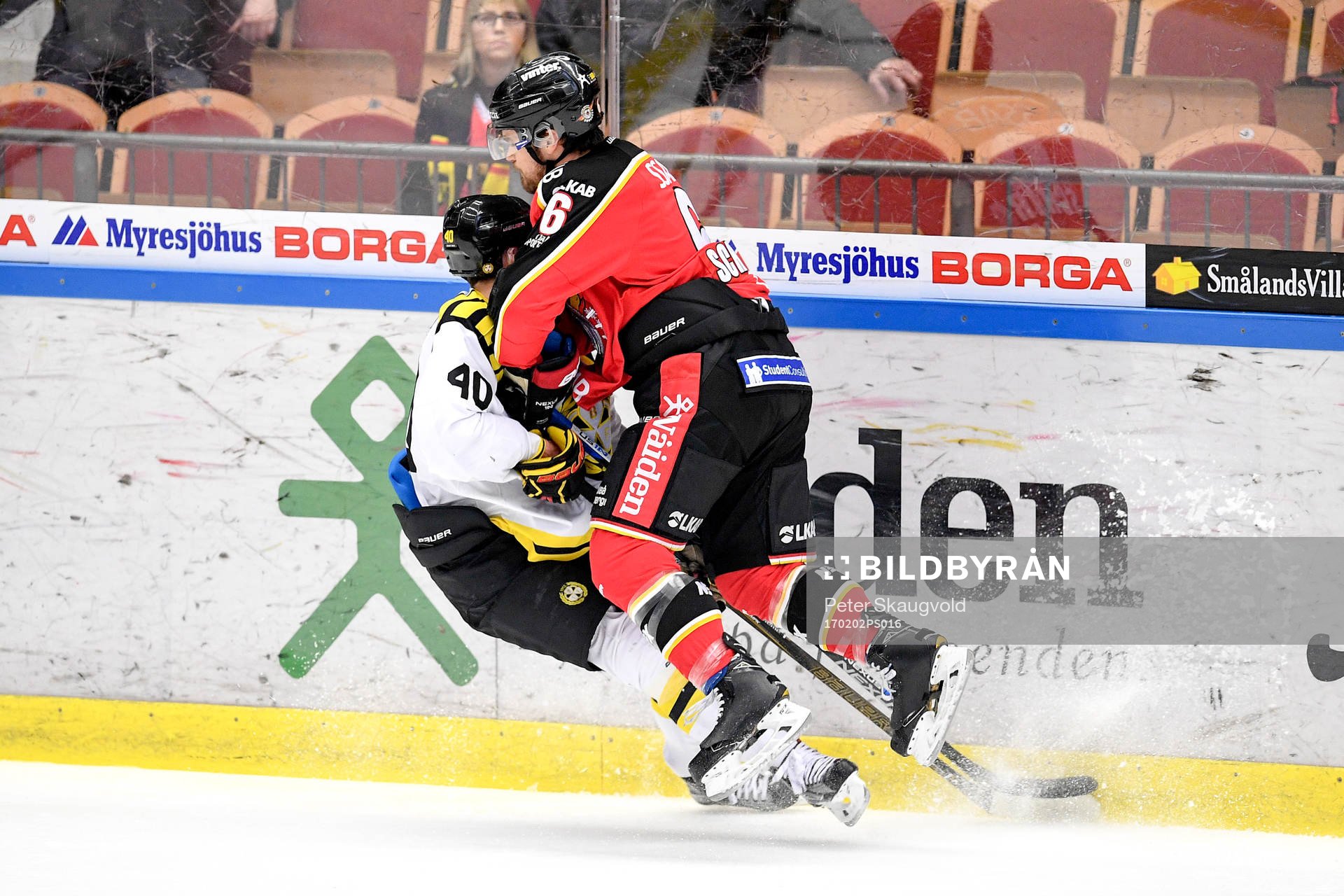 Luleås Craig Schira tacklar Brynäs Jesper Jensen