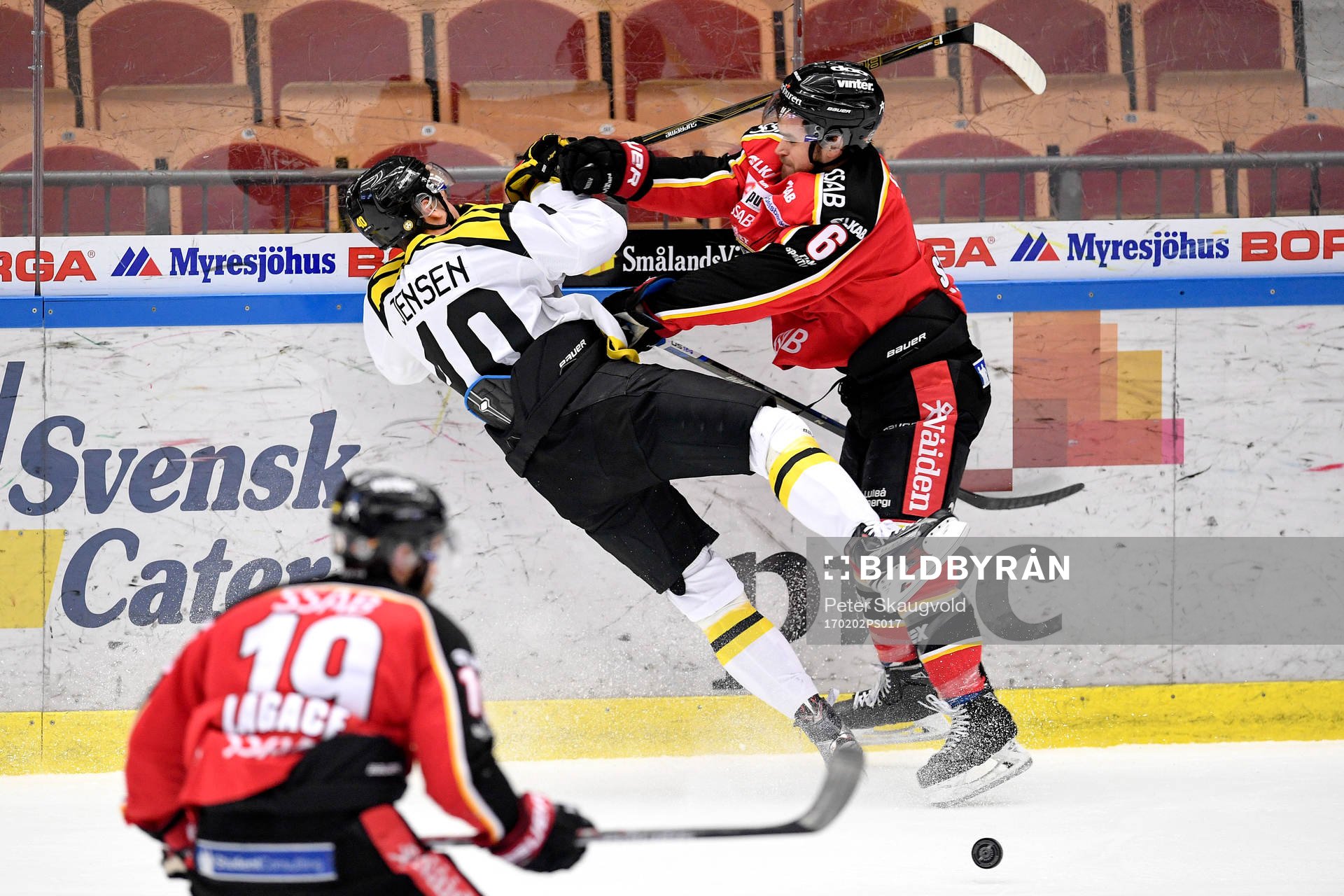 Luleås Craig Schira tacklar Brynäs Jesper Jensen