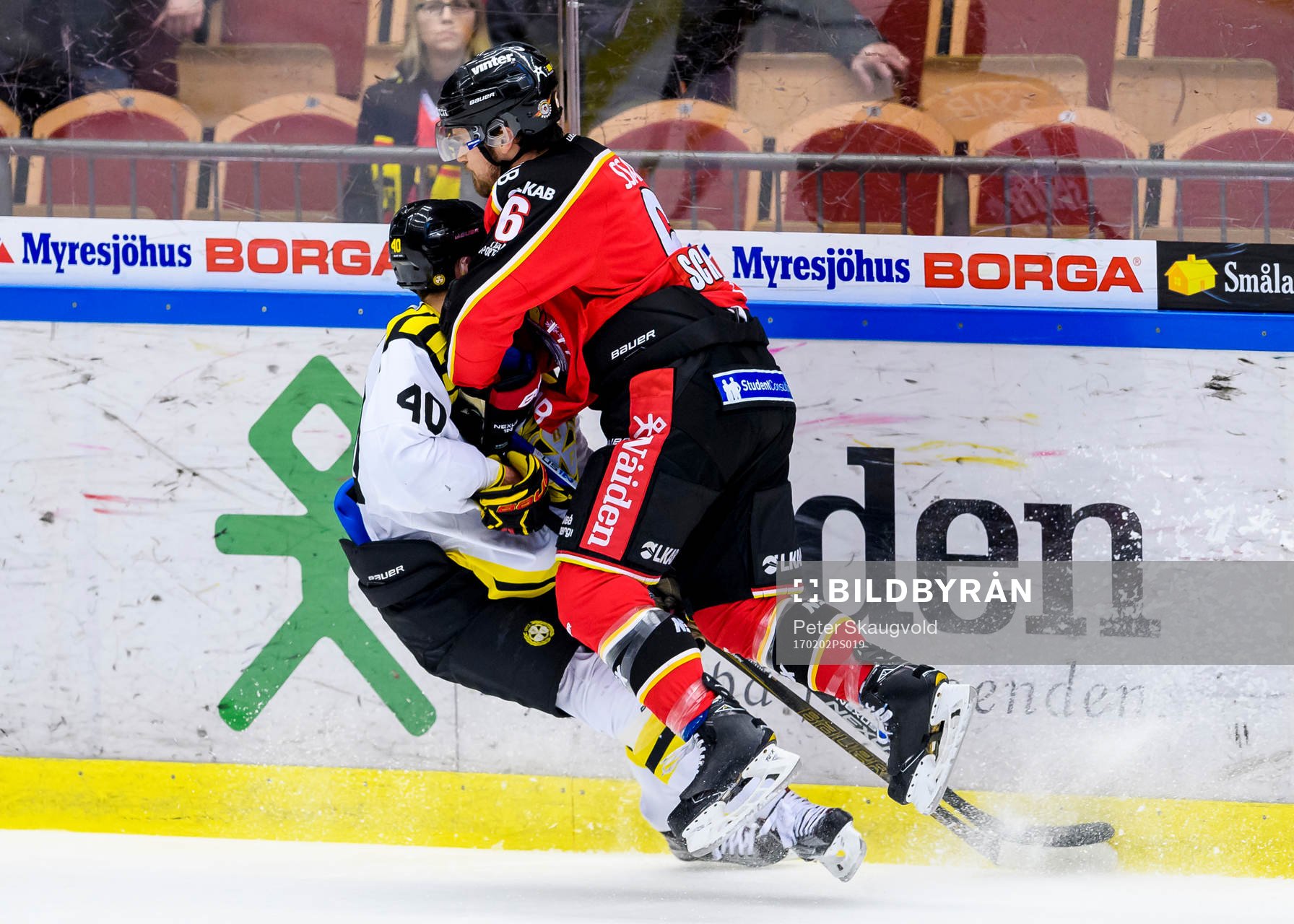 Luleås Craig Schira tacklar Brynäs Jesper Jensen
